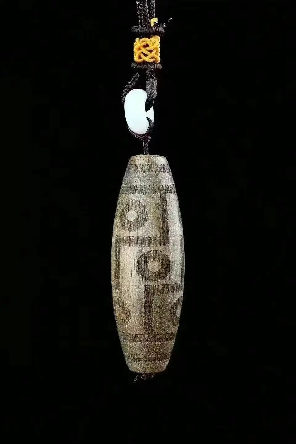 Natural Vietnam Nha Trang incense carving dzi pendant high oil knot incense incense pendant
Natural Vietnam Nha Trang incense carving dzi pendant high oil knot incense incense pendant