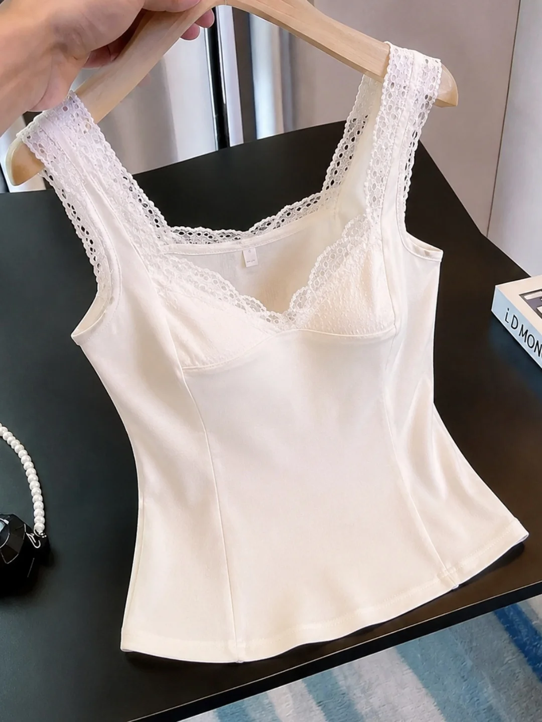 Elegant Lace Splice V-Neck Strapless Tank Top Slimming Stylish Summer Fashion Pure Desire Style Women's Sleeveless Top
Elegant Lace Splice V-Neck Strapless Tank Top Slimming Stylish Summer Fashion Pure Desire Style Women's Sleeveless Top