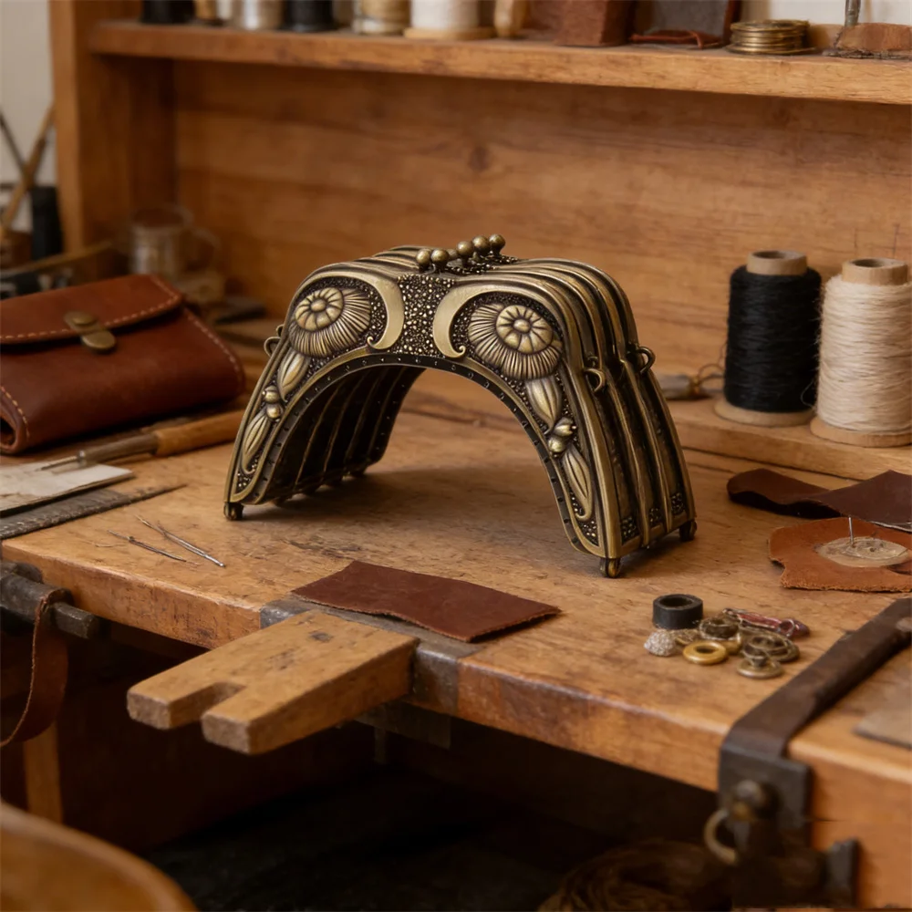 Новая винтажная латунная рамка-застежка для сумки (17,5x10,5 см), 1 шт. – аксессуар для рукоделия и изготовления сумок.
Новая винтажная латунная рамка-застежка для сумки (17,5x10,5 см), 1 шт. – аксессуар для рукоделия и изготовления сумок.