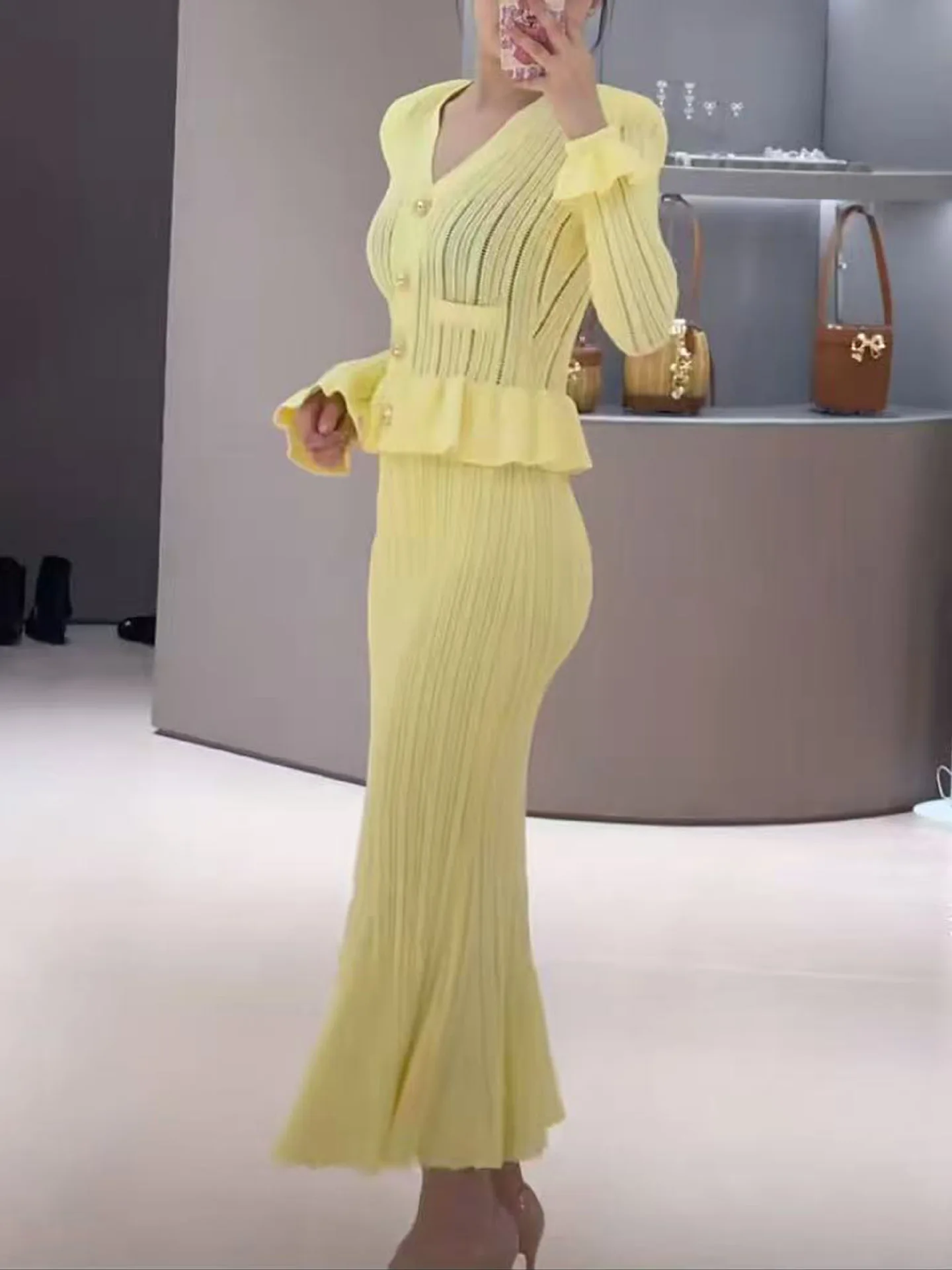2025 autumn and winter women's new V-neck dress patchwork slim knitted fishtail high waist evening dress midi robe
2025 autumn and winter women's new V-neck dress patchwork slim knitted fishtail high waist evening dress midi robe