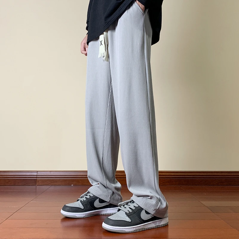 Мужские летние тонкие прямые брюки из ледяного шелка, свободные широкие спортивные брюки с драпировкой, дышащие легкие длинные брюки
Мужские летние тонкие прямые брюки из ледяного шелка, свободные широкие спортивные брюки с драпировкой, дышащие легкие длинные брюки