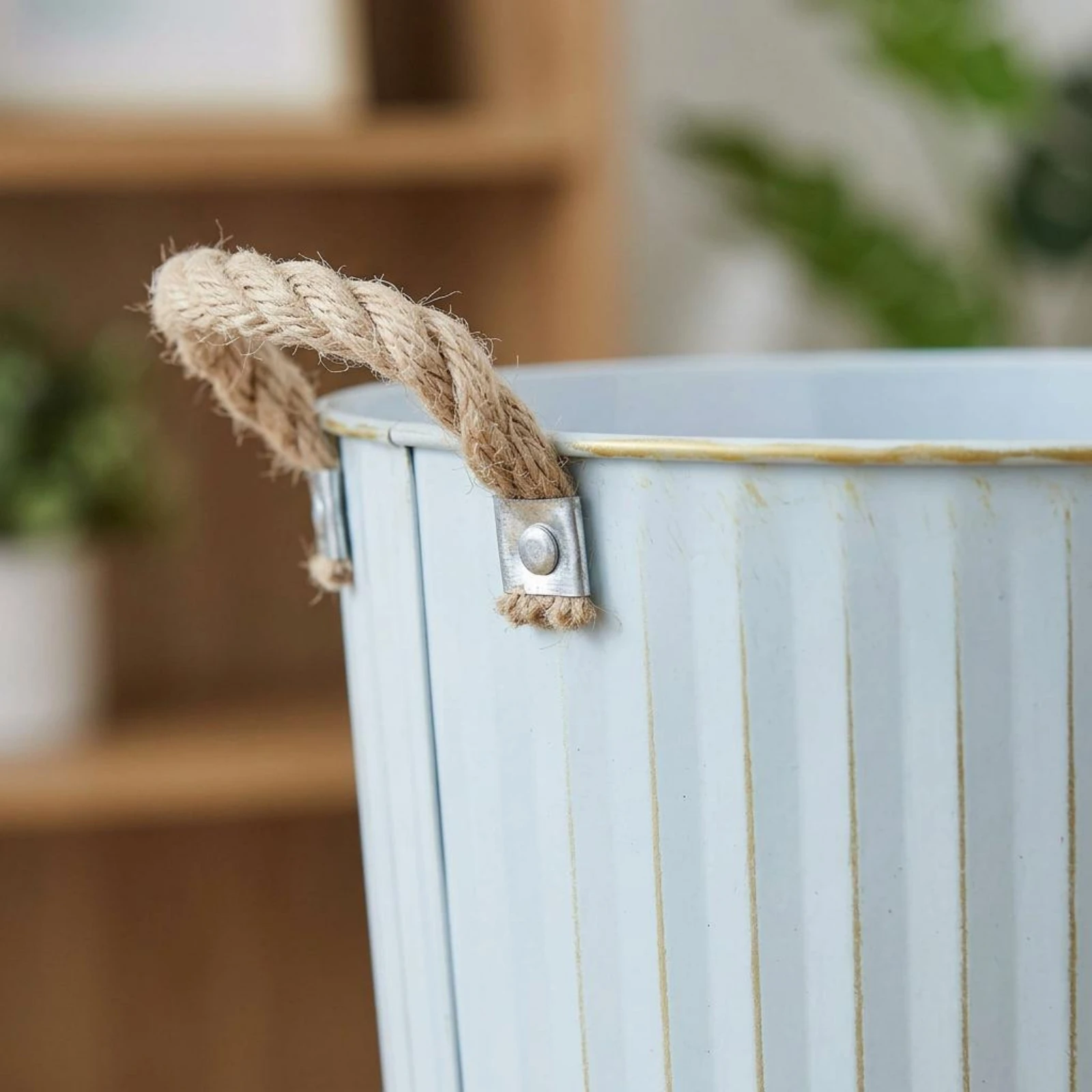 Flower Pail Rope Handles Decorative Flower Pail Rustic Metal Vase Holeunobstructed Bottom Metal Jug Vase Long-Lasting
Flower Pail Rope Handles Decorative Flower Pail Rustic Metal Vase Holeunobstructed Bottom Metal Jug Vase Long-Lasting