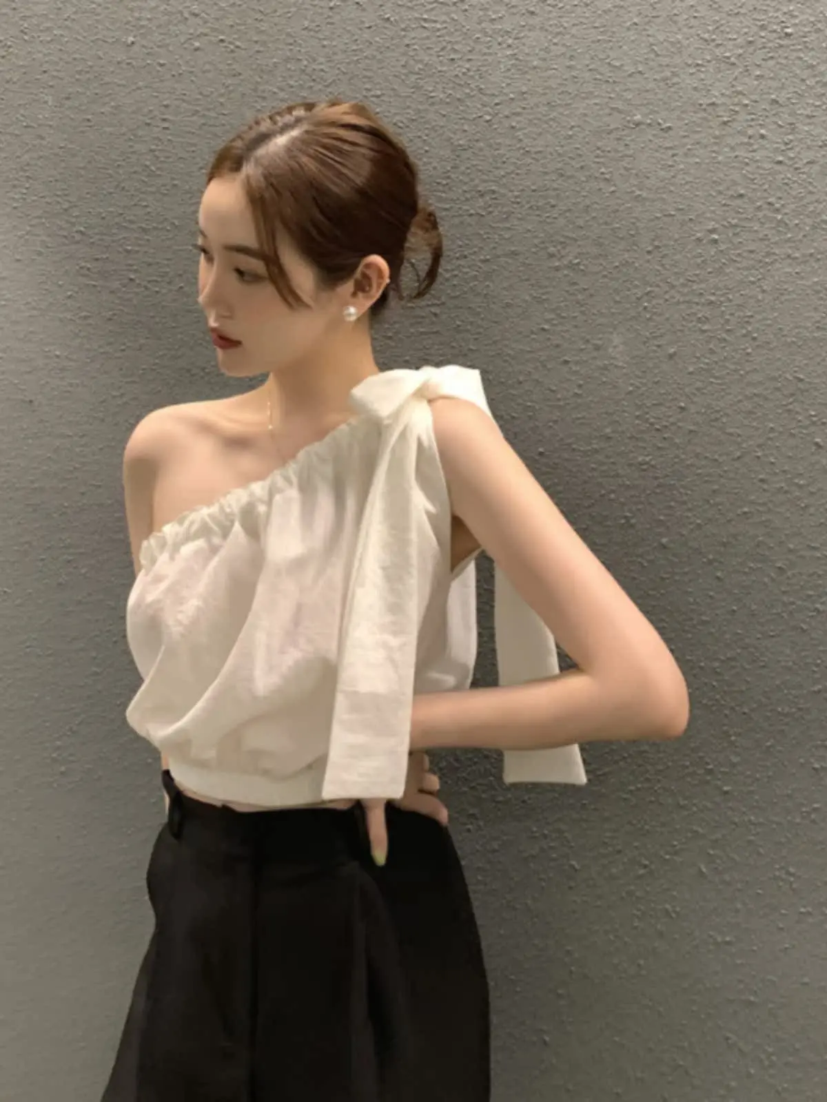 Сексуальный женский летний топ с одним открытым плечом, бандажный, с диагональным вырезом на плече, без бретелек
Сексуальный женский летний топ с одним открытым плечом, бандажный, с диагональным вырезом на плече, без бретелек