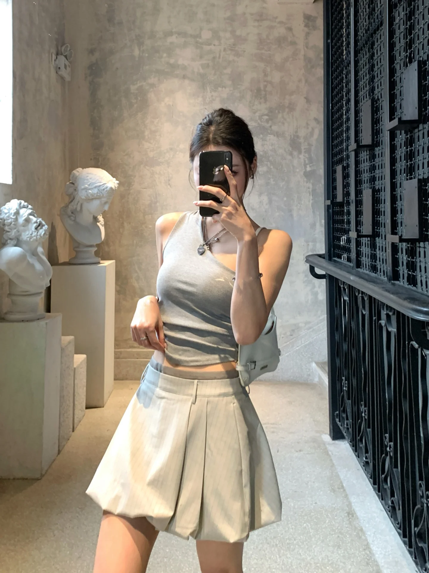 Новая женская короткая юбка GV Big Brother Early Spring Miu Series Color Blo из материала Puffy Flower Bud с защитой от просвечивания
Новая женская короткая юбка GV Big Brother Early Spring Miu Series Color Blo из материала Puffy Flower Bud с защитой от просвечивания