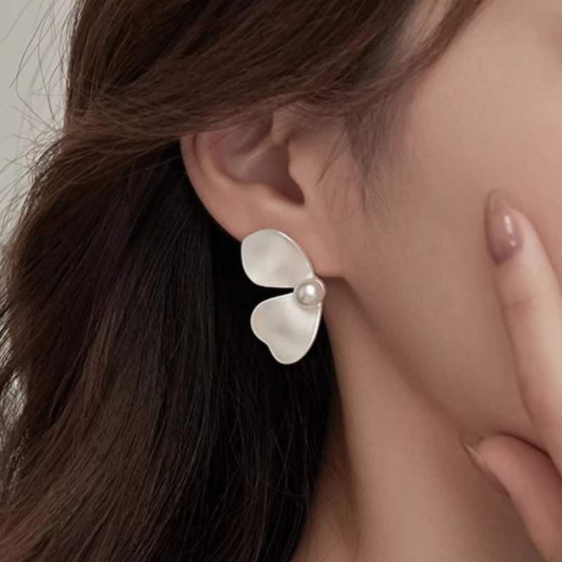 925 Silver Flower Imitation Pearl Petals Frosted Stud Earring for Women Fine Jewelry Minimalist Accessories Wholesale
925 Silver Flower Imitation Pearl Petals Frosted Stud Earring for Women Fine Jewelry Minimalist Accessories Wholesale
