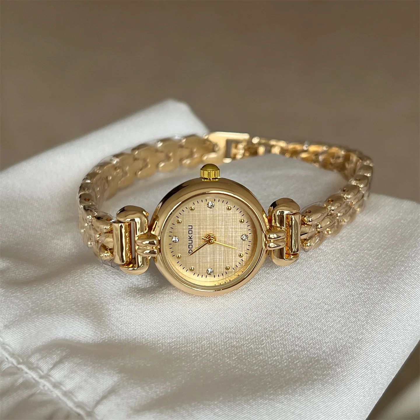 Fashion Women Bracelet Watch Light Luxury Brand Waterproof Silver Gold Wristwatch Student Ladies Quartz Watches Часы Женские
Fashion Women Bracelet Watch Light Luxury Brand Waterproof Silver Gold Wristwatch Student Ladies Quartz Watches Часы Женские