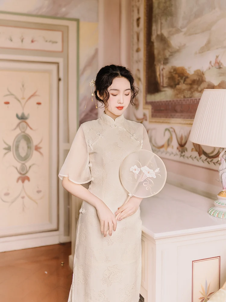 Lu Jin 'Zhuang eng Xiao Meng' Double Lapel Button Split Slimming Version Qipao Dr in Beige Color for Young Girls
Lu Jin 'Zhuang eng Xiao Meng' Double Lapel Button Split Slimming Version Qipao Dr in Beige Color for Young Girls