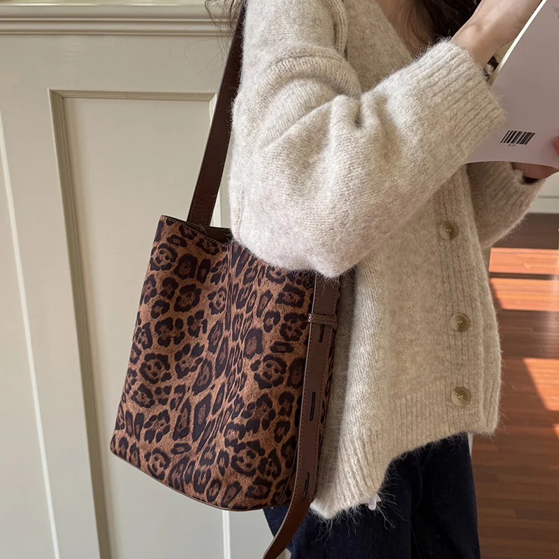 New Suede Vintage Leopard Print Bucket Bag Versatile Shoulder Crossbody Women's Tote Bag
New Suede Vintage Leopard Print Bucket Bag Versatile Shoulder Crossbody Women's Tote Bag