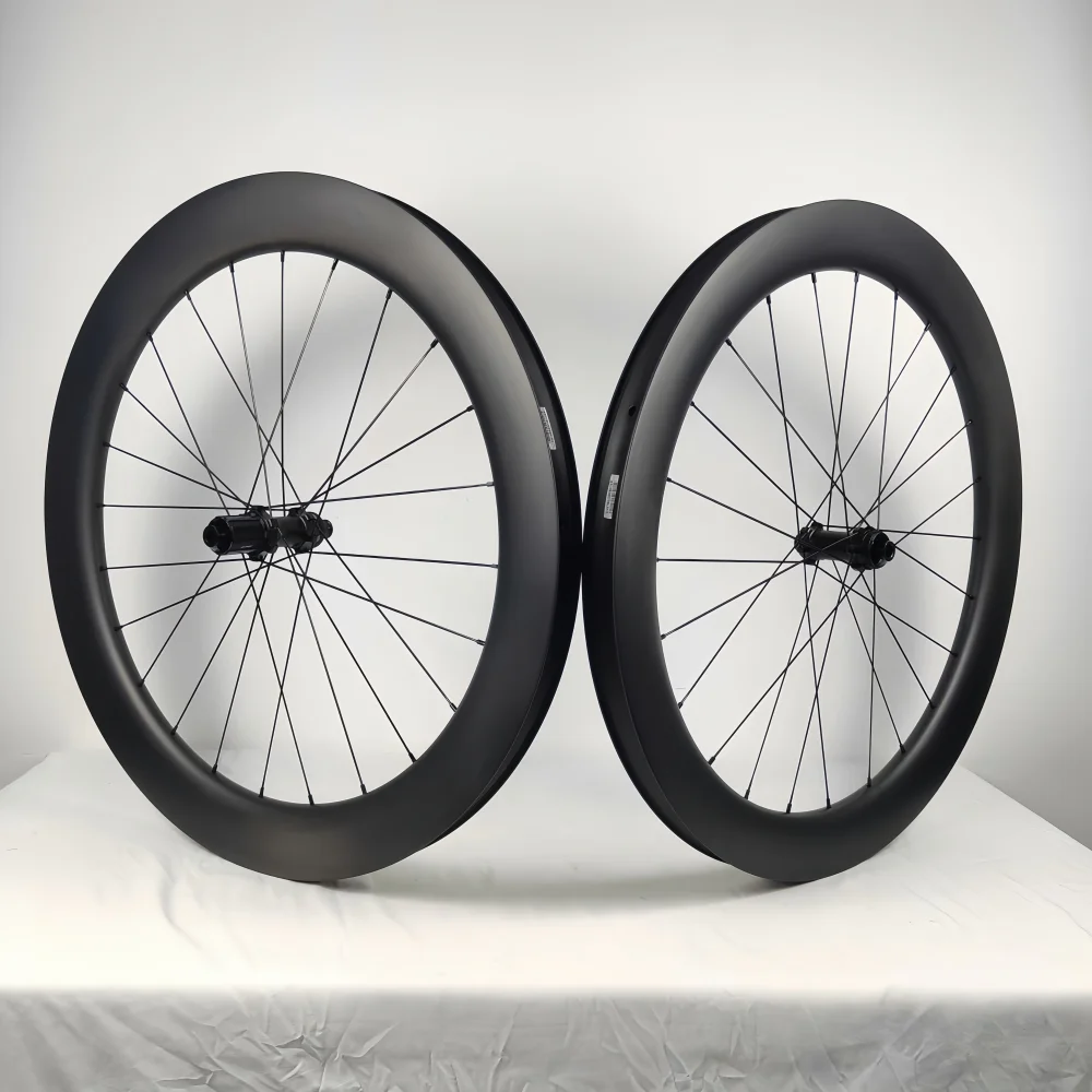 Карбоновый колесный комплект для гравийного велосипеда 38 мм, 700C, бескамерный, под дисковый тормоз Center Lock, UD матовый
Карбоновый колесный комплект для гравийного велосипеда 38 мм, 700C, бескамерный, под дисковый тормоз Center Lock, UD матовый