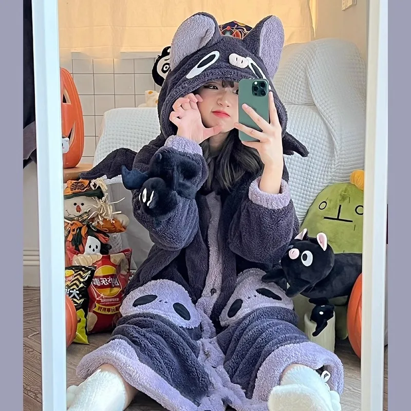 Зимние пижамы для женщин: мультяшный халат с капюшоном, длинный, милый, для сна, с принтом летучей мыши, кавайный, фланелевый, теплый, удобный, для дома и отдыха
Зимние пижамы для женщин: мультяшный халат с капюшоном, длинный, милый, для сна, с принтом летучей мыши, кавайный, фланелевый, теплый, удобный, для дома и отдыха