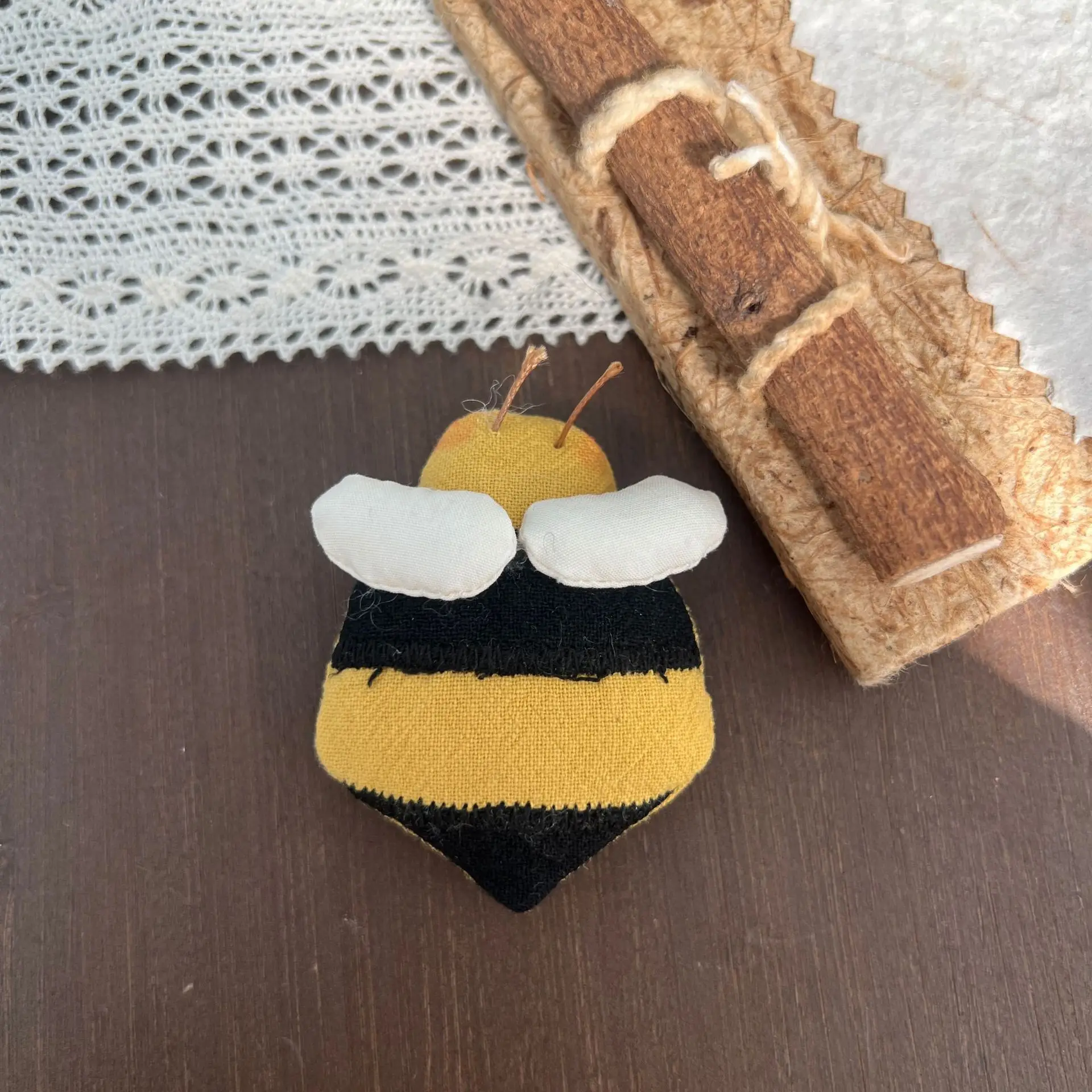 Portable Cartoon Bee Brooch for Shoes Bag Decoration DIY Sewing Supply Stuffed Design Sturdy Playful
Portable Cartoon Bee Brooch for Shoes Bag Decoration DIY Sewing Supply Stuffed Design Sturdy Playful