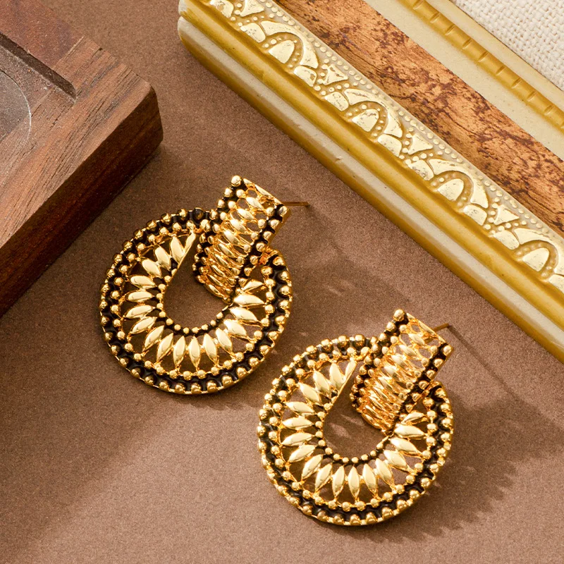 Fashionable, exquisite, cold style, geometric round earrings, light luxury, high-end style, exaggerated style commuting earrings
Fashionable, exquisite, cold style, geometric round earrings, light luxury, high-end style, exaggerated style commuting earrings