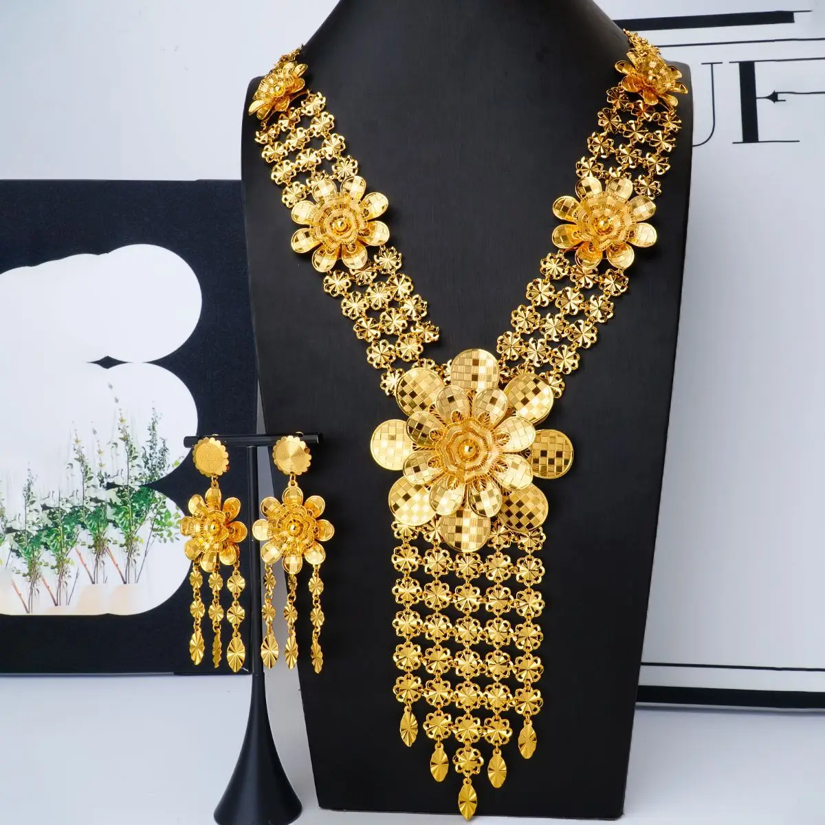 Fashion New African Dubai 24K Gold Plated Customized Necklace Earrings for Couples' Wedding Party Jewelry Set DD10740
Fashion New African Dubai 24K Gold Plated Customized Necklace Earrings for Couples' Wedding Party Jewelry Set DD10740