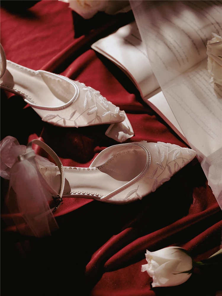 Stiletto wedding shoes summer new pointed lace bee embroidered mesh bow sandals banquet large size small size women's shoes
Stiletto wedding shoes summer new pointed lace bee embroidered mesh bow sandals banquet large size small size women's shoes