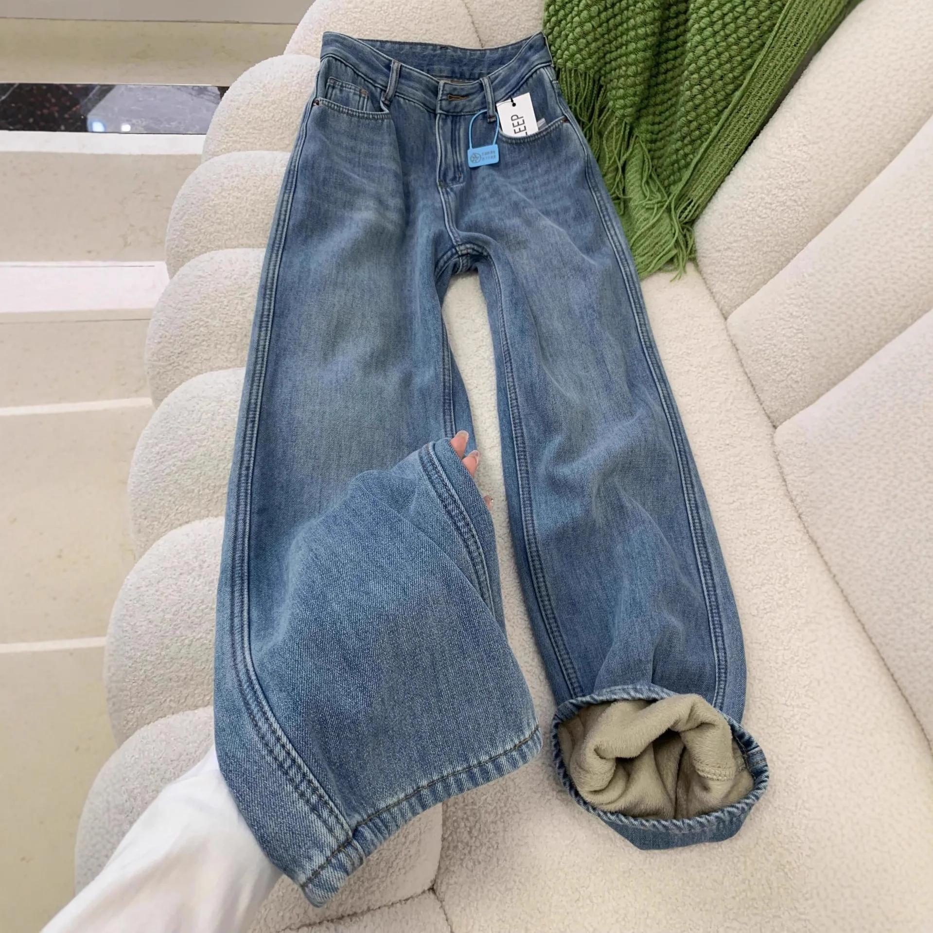 Women's 2025 Autumn and Winter Solid Color New Loose High Waisted Slim and Wide Leg Jeans with Added Velvet and Thickened Narr
Women's 2025 Autumn and Winter Solid Color New Loose High Waisted Slim and Wide Leg Jeans with Added Velvet and Thickened Narr