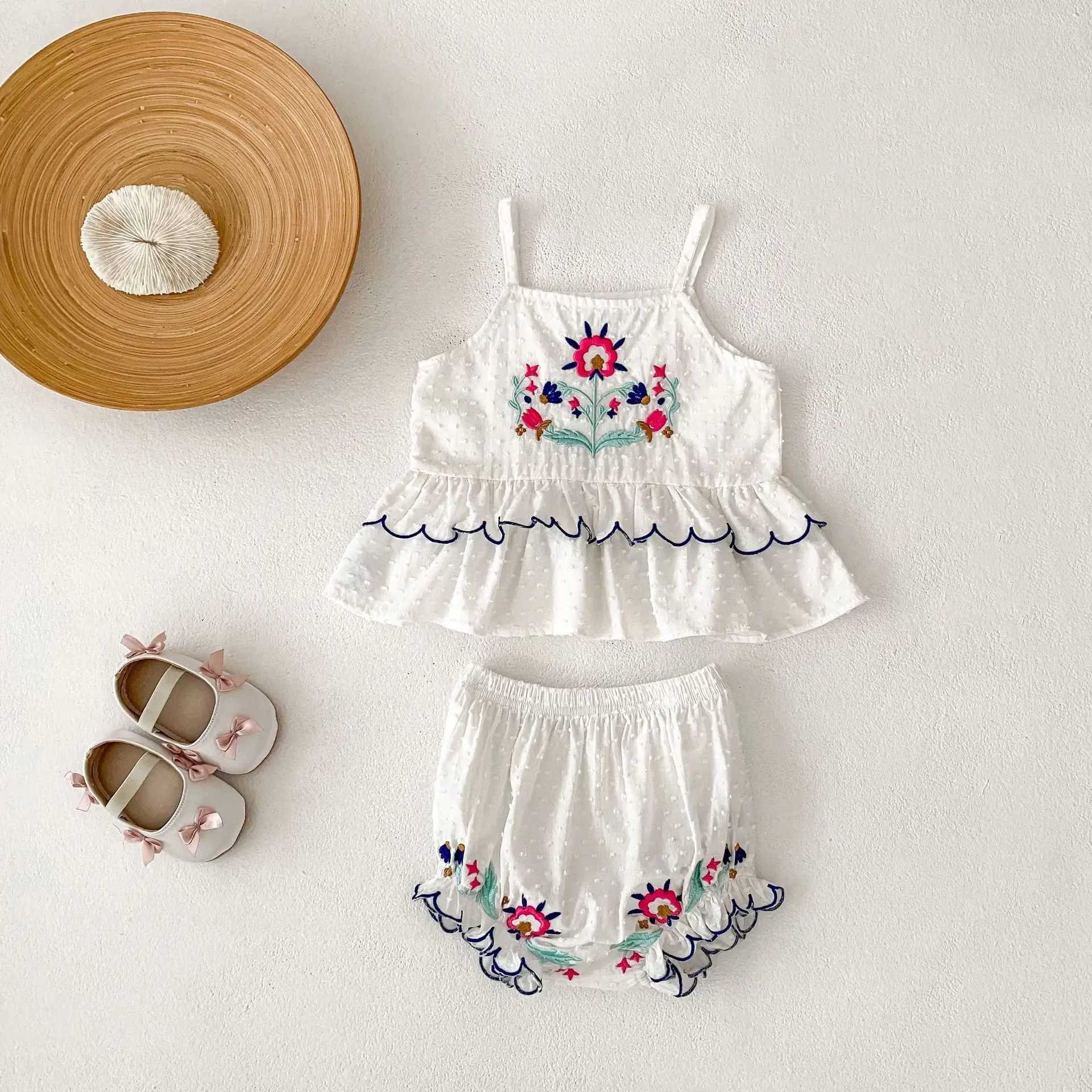 Summer new 0-3 year old baby clothing, baby girl set, flower embroidered camisole top+lace shorts two-piece set
Summer new 0-3 year old baby clothing, baby girl set, flower embroidered camisole top+lace shorts two-piece set