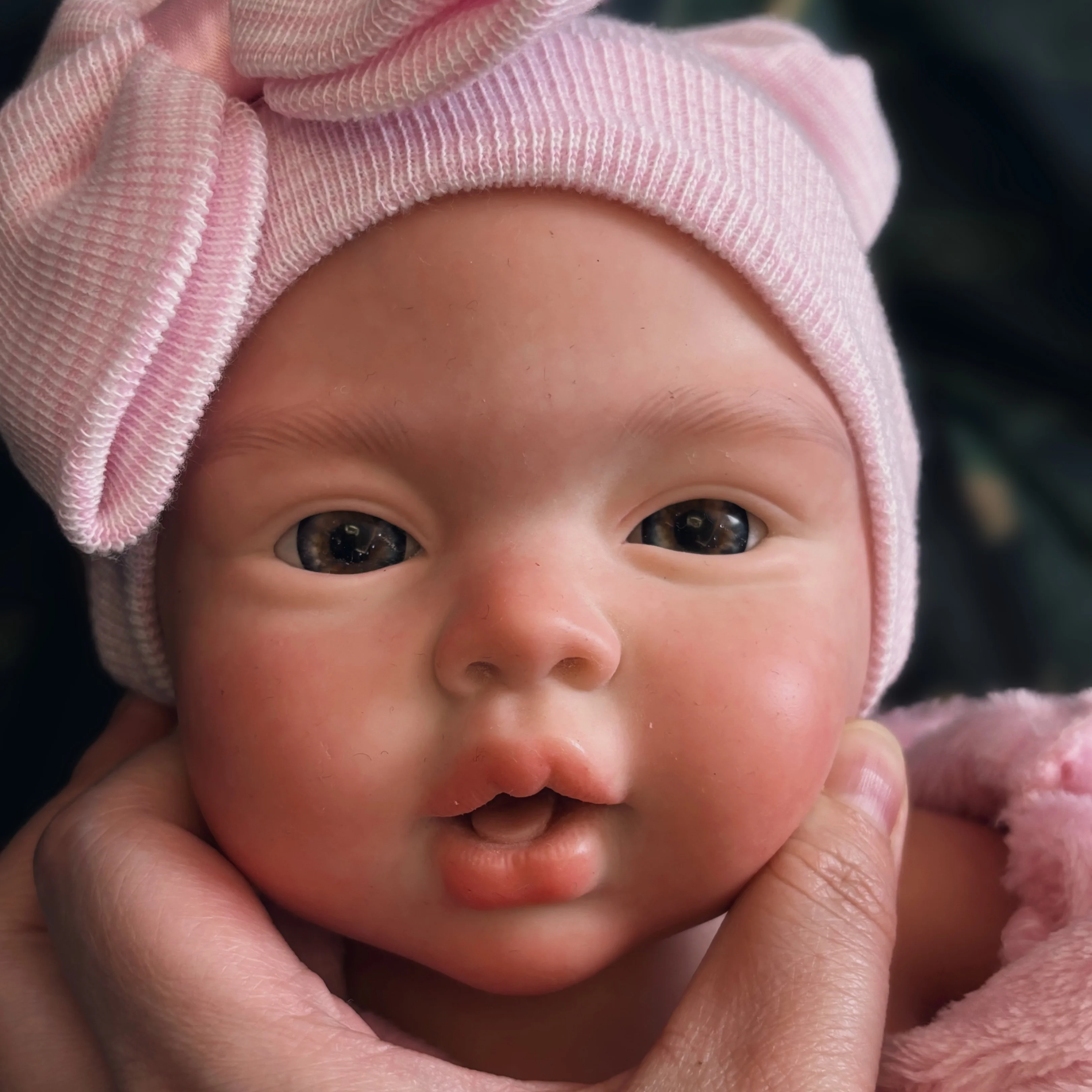 18 Inch Lifelike Silicone Reborn Baby Girl Doll 3D Painted Open Mouth Bebe with Visible Veins Collectible Art Doll for Gift
18 Inch Lifelike Silicone Reborn Baby Girl Doll 3D Painted Open Mouth Bebe with Visible Veins Collectible Art Doll for Gift