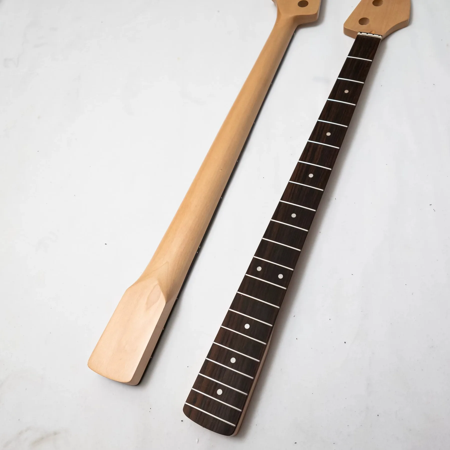 4 String Bass Guitar Neck 34 Inch Maple / Roasted Maple Bass Neck 20/21 Frets or Fretless Rosewood Maple Ebony Fingerboard
4 String Bass Guitar Neck 34 Inch Maple / Roasted Maple Bass Neck 20/21 Frets or Fretless Rosewood Maple Ebony Fingerboard
