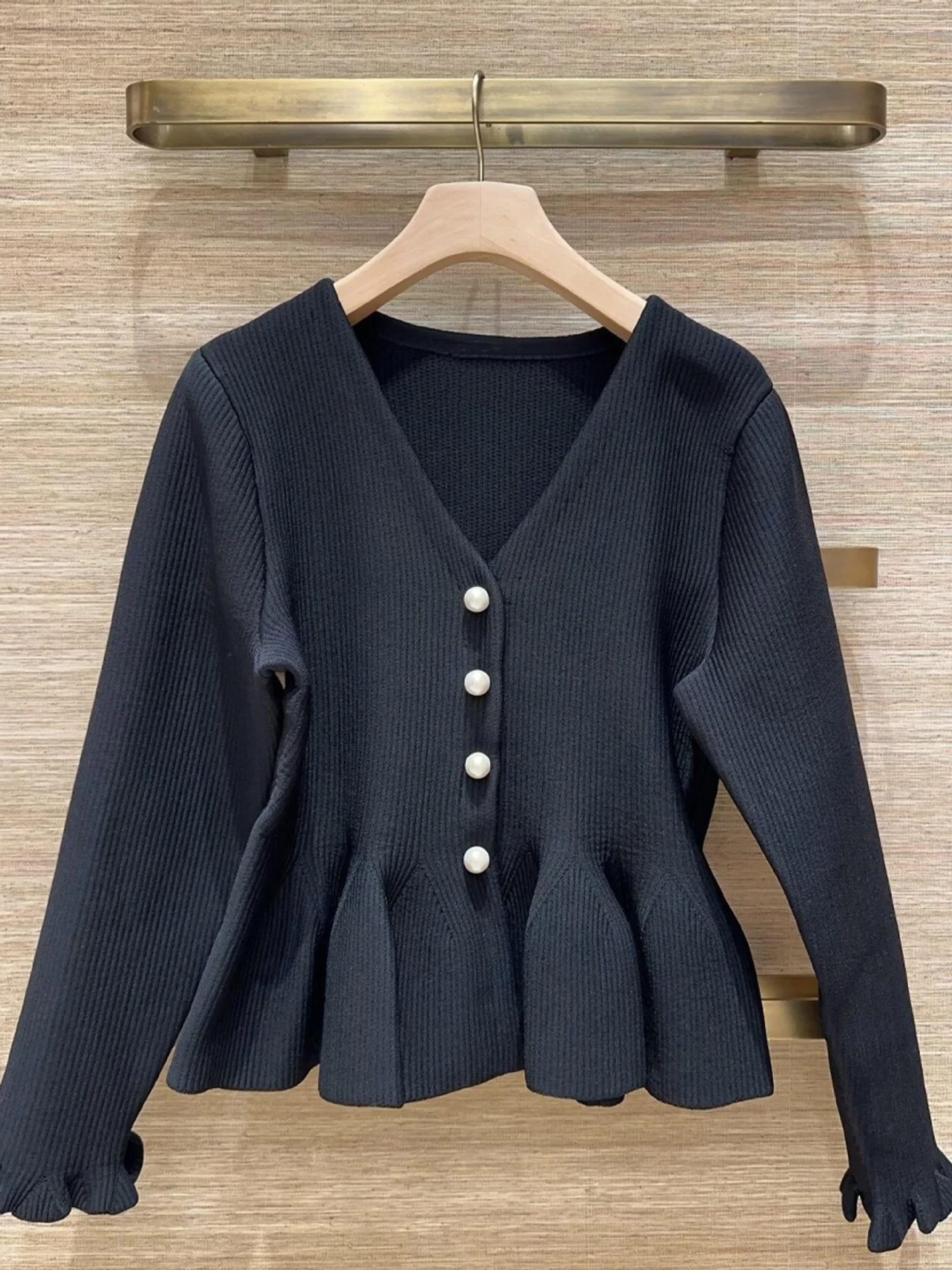 Черный укороченный вязаный свитер с V-образным вырезом, весна 2026, модный кардиган с деревянными пуговицами на рукавах, дышащий, удобный женский топ
Черный укороченный вязаный свитер с V-образным вырезом, весна 2026, модный кардиган с деревянными пуговицами на рукавах, дышащий, удобный женский топ