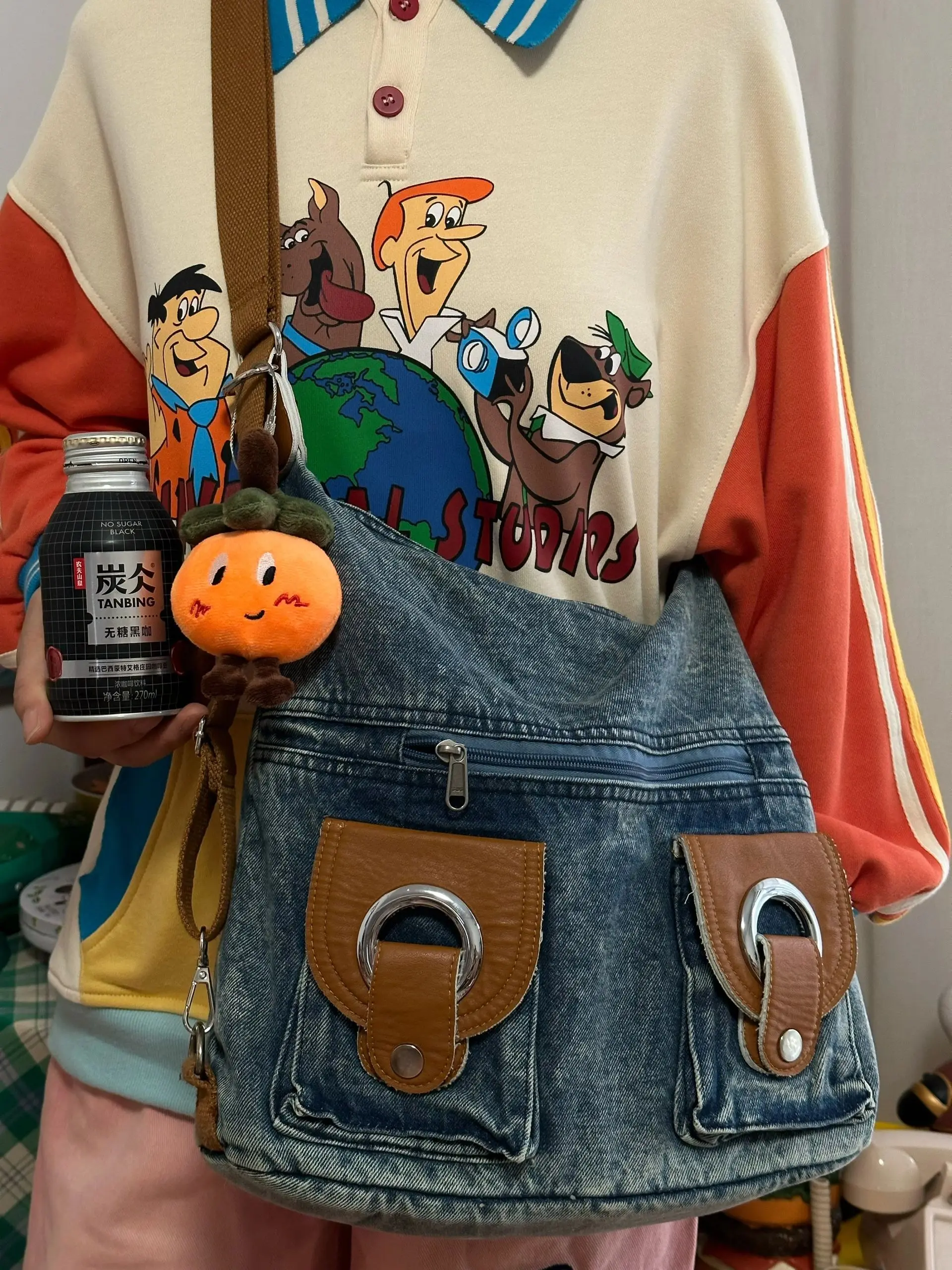 Женская джинсовая сумка через плечо в стиле ретро с выцветшими джинсами, многофункциональная корейская сумка через плечо, однотонная, на молнии, мягкие полиэстеры...
Женская джинсовая сумка через плечо в стиле ретро с выцветшими джинсами, многофункциональная корейская сумка через плечо, однотонная, на молнии, мягкие полиэстеры...