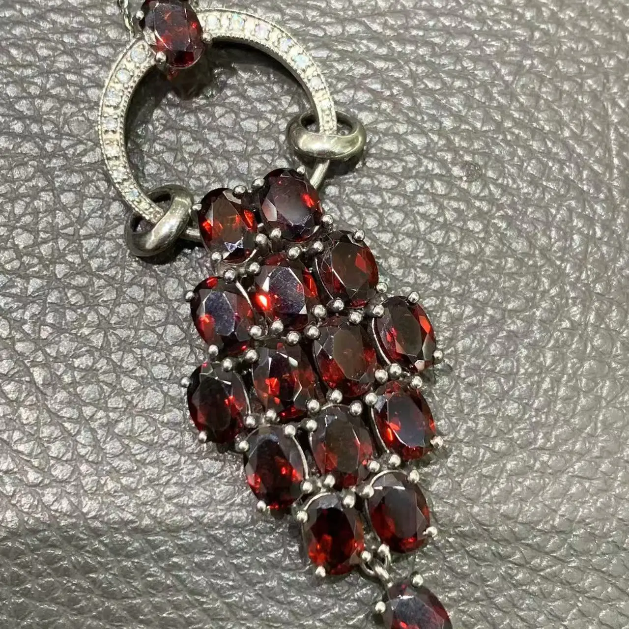 Кулон из натурального граната, серебро 925 пробы с фианитом, изысканные женские украшения, роскошные украшения 
Кулон из натурального граната, серебро 925 пробы с фианитом, изысканные женские украшения, роскошные украшения