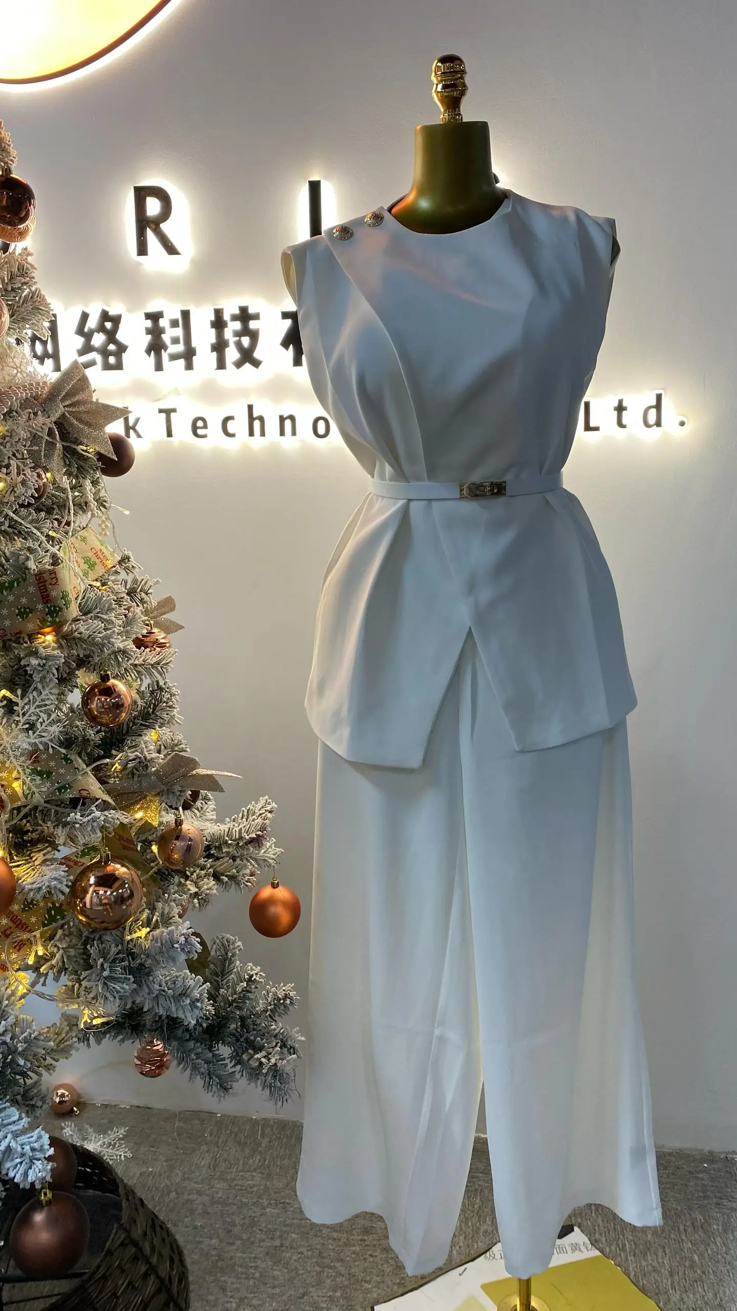Sleeveless White High Waist Tops Solid Color Wide Leg Long Pants Slim Fit Elegant Two Piece Sets-GZKK004
Sleeveless White High Waist Tops Solid Color Wide Leg Long Pants Slim Fit Elegant Two Piece Sets-GZKK004
