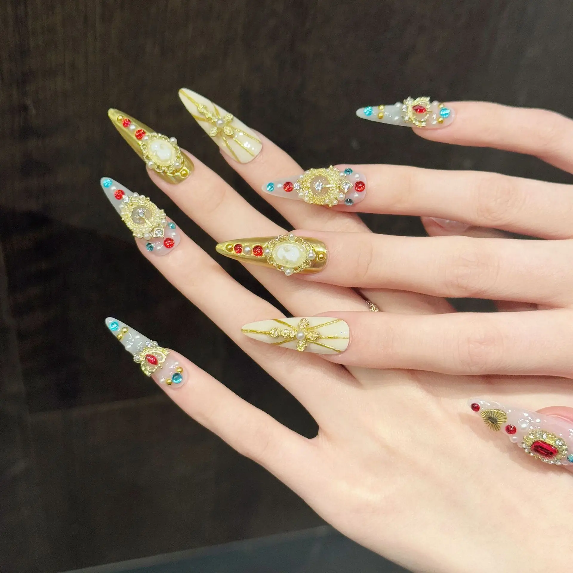 10pcs Long Retro Golden Stiletto Handmade Press on Nails Light Luxury Full Rhinestone False Nails Spicy Girls Wearable Nail Art
10pcs Long Retro Golden Stiletto Handmade Press on Nails Light Luxury Full Rhinestone False Nails Spicy Girls Wearable Nail Art