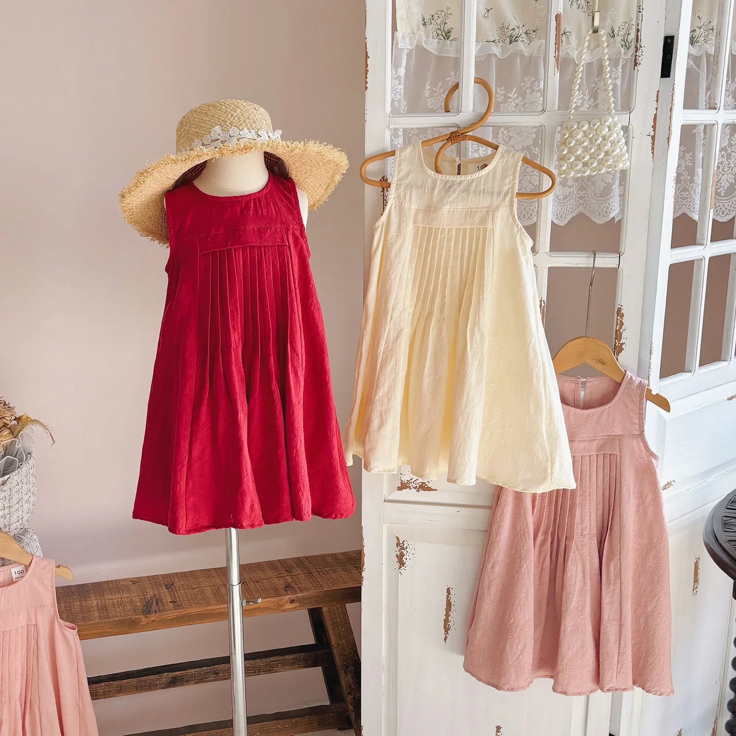 2025 Summer French Tea Break Pleated Sleeveless Girls' Dress, High-end Vacation Jacquard Loose Vest Dress
2025 Summer French Tea Break Pleated Sleeveless Girls' Dress, High-end Vacation Jacquard Loose Vest Dress