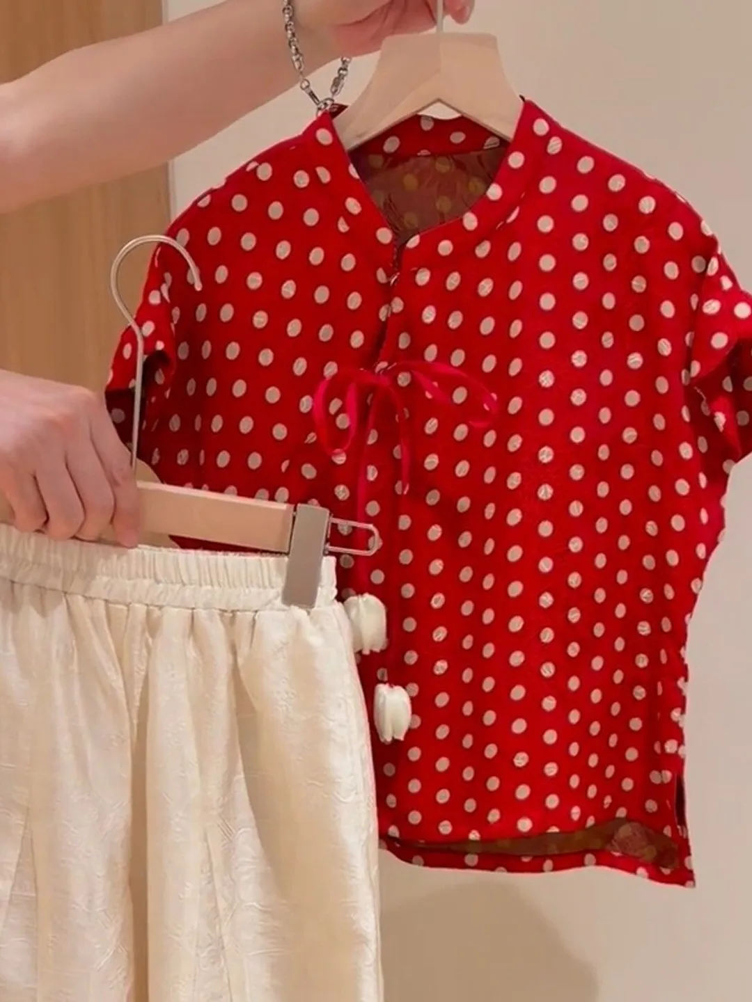 Retro Red Polka Dot Short Sleeve Shirt Women's Summer New Design Slimming Younger Girl Top French Style Regular Fit Citywalk
Retro Red Polka Dot Short Sleeve Shirt Women's Summer New Design Slimming Younger Girl Top French Style Regular Fit Citywalk