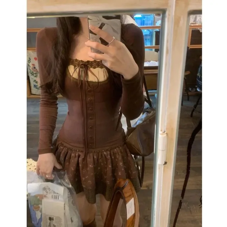 Korean Lace Up Sexy Slim Long Sleeved Tee Women and Floral Printed Casual Cake Skirt Patchwork Two-Piece Suit Chic Skirt Set
Korean Lace Up Sexy Slim Long Sleeved Tee Women and Floral Printed Casual Cake Skirt Patchwork Two-Piece Suit Chic Skirt Set