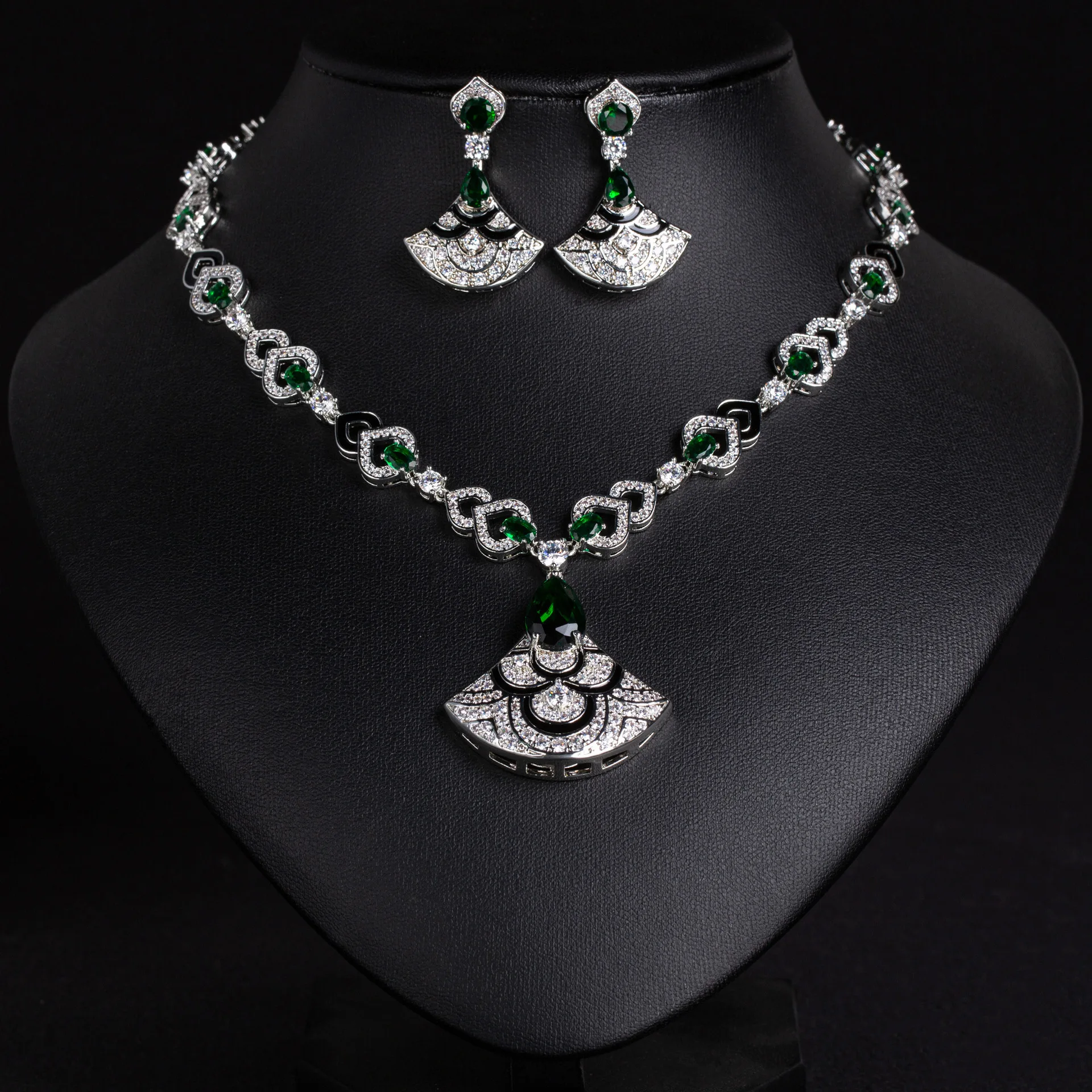 Luxury Thick Fan-Shaped Necklace Earrings Set, Cubic Zirconia Inlaid Exquisite Banquet Jewelry Set, Fashion Party Gift for Women
Luxury Thick Fan-Shaped Necklace Earrings Set, Cubic Zirconia Inlaid Exquisite Banquet Jewelry Set, Fashion Party Gift for Women