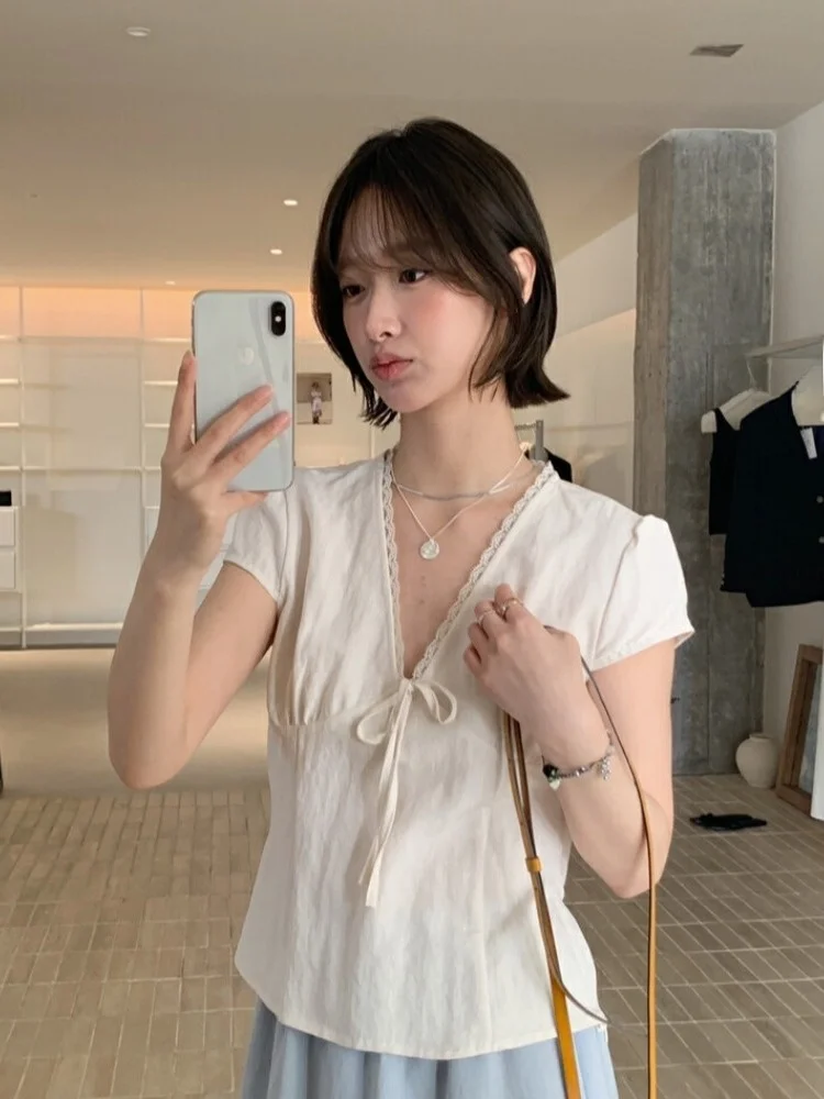 Женский топ Sweet Summer Commute Sle с коротким рукавом, V-образным вырезом, кружевной отделкой и узлом, прямого кроя, из тонкого материала, стройнящий силуэт.
Женский топ Sweet Summer Commute Sle с коротким рукавом, V-образным вырезом, кружевной отделкой и узлом, прямого кроя, из тонкого материала, стройнящий силуэт.