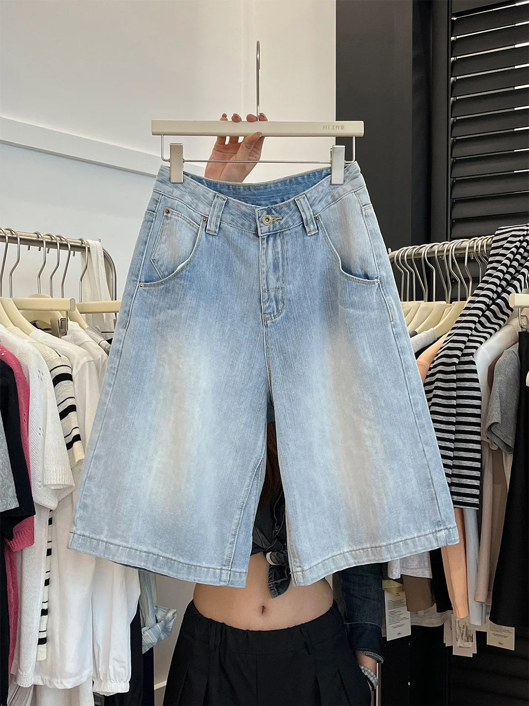 Summer 2026 Women's Loose Fit Straight Leg Jeans Slim Version Thin Material High Waist Zipper Closure Comfortable Casual Denim
Summer 2026 Women's Loose Fit Straight Leg Jeans Slim Version Thin Material High Waist Zipper Closure Comfortable Casual Denim