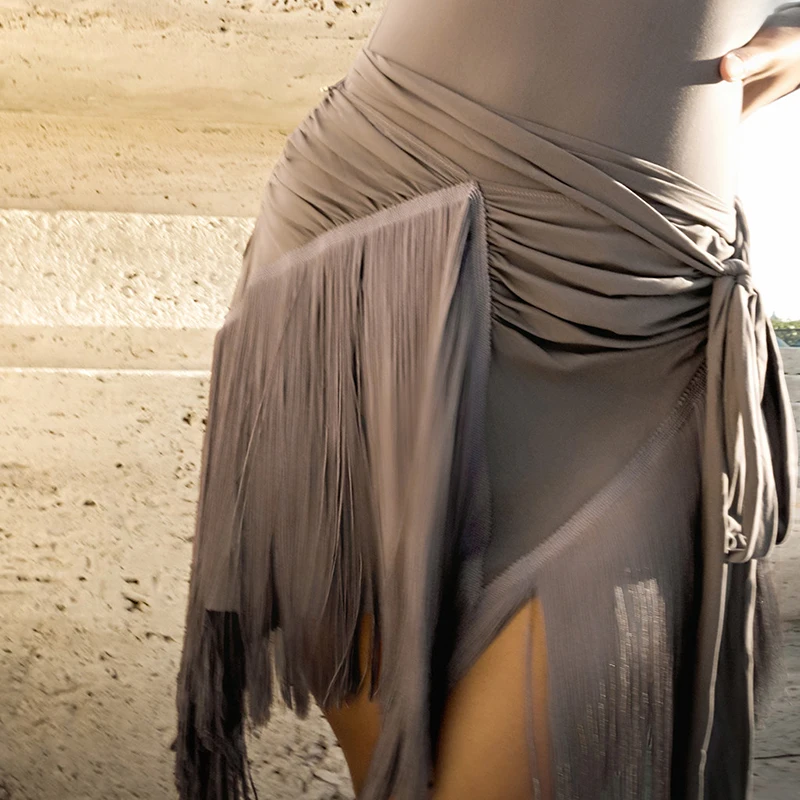 Новая одежда для латиноамериканских танцев: женская юбка с бахромой и нерегулярным кроем для румбы, ча-ча, танго, тренировочная одежда L18215
Новая одежда для латиноамериканских танцев: женская юбка с бахромой и нерегулярным кроем для румбы, ча-ча, танго, тренировочная одежда L18215