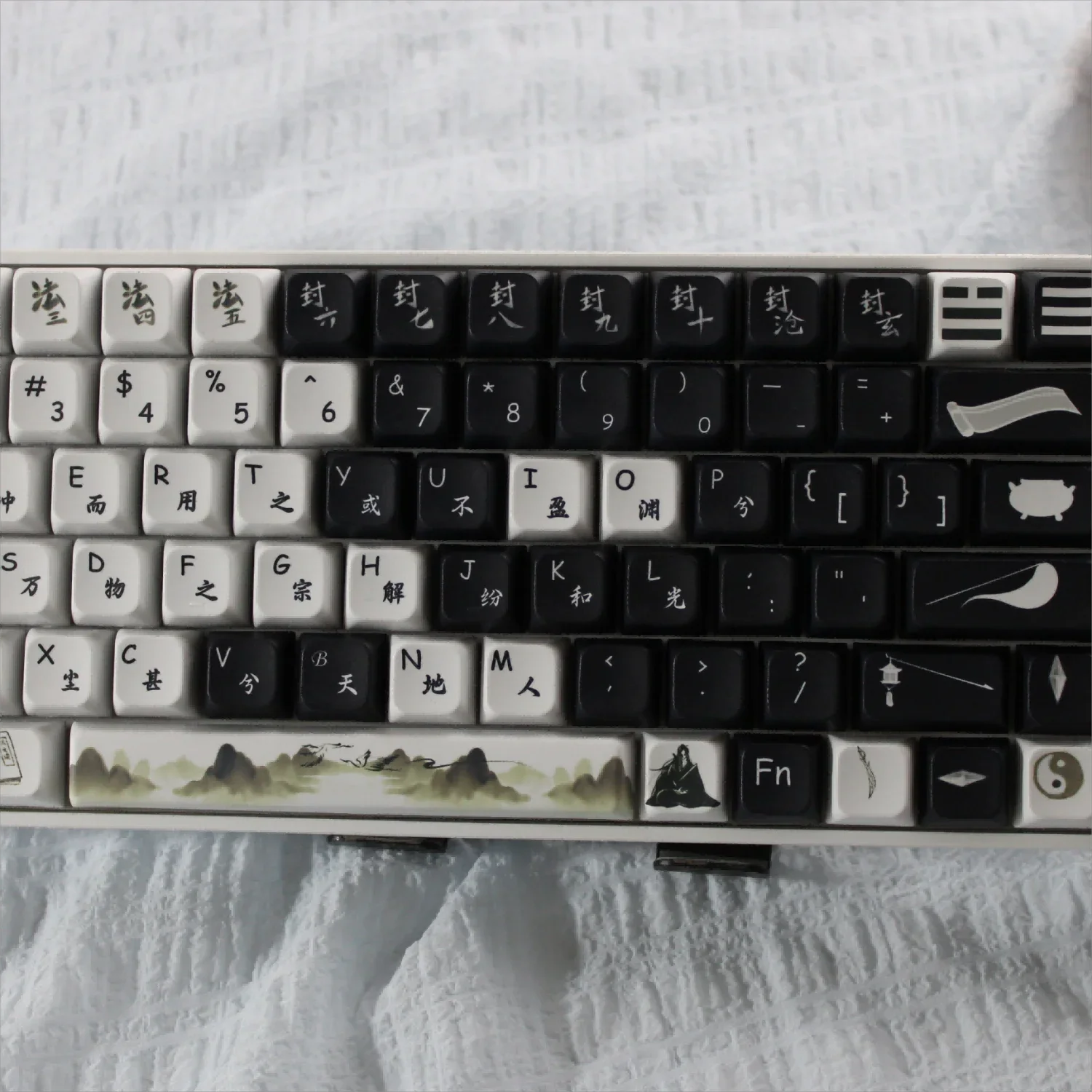 Black and white staggered keycaps pbt sublimation keycaps game office mechanical keyboard
Black and white staggered keycaps pbt sublimation keycaps game office mechanical keyboard