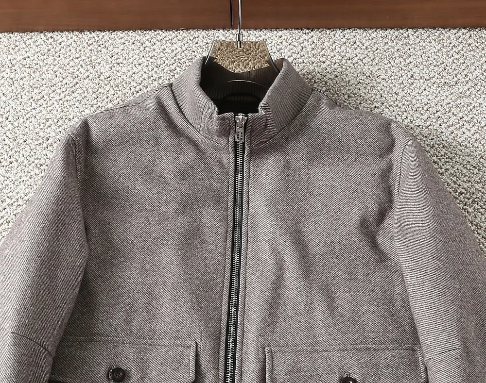 LP старый денежный ветер, 100% кашемир, 25 у 90, пуховик с белым утиным пухом и воротником-стойкой 
LP старый денежный ветер, 100% кашемир, 25 у 90, пуховик с белым утиным пухом и воротником-стойкой