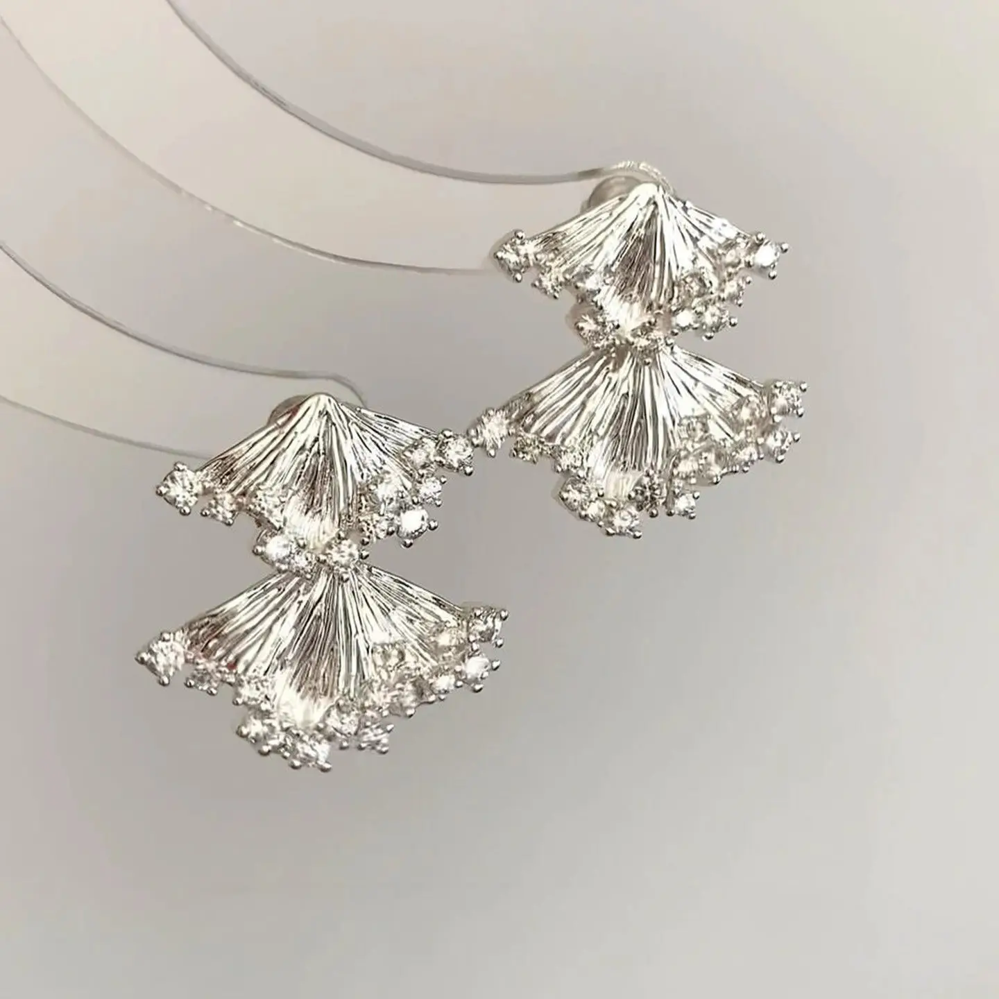 Korean niche flashing full of diamond star swaying skirt earrings lights seeker exquisite and cold style earrings
Korean niche flashing full of diamond star swaying skirt earrings lights seeker exquisite and cold style earrings