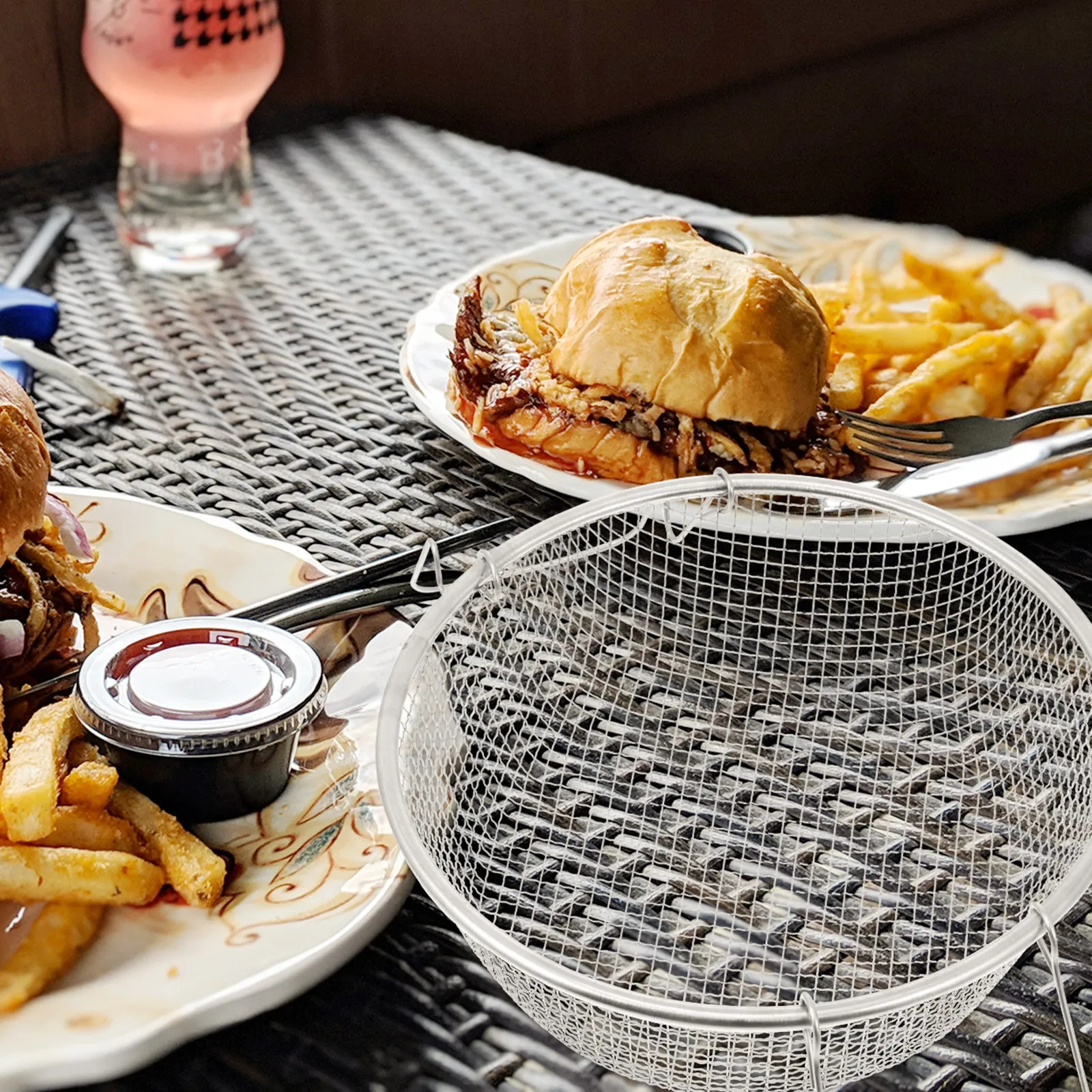 Практичная французская корзина для жарки с ручкой-сковородой для фритюрницы, с отверстиями для слива
Практичная французская корзина для жарки с ручкой-сковородой для фритюрницы, с отверстиями для слива