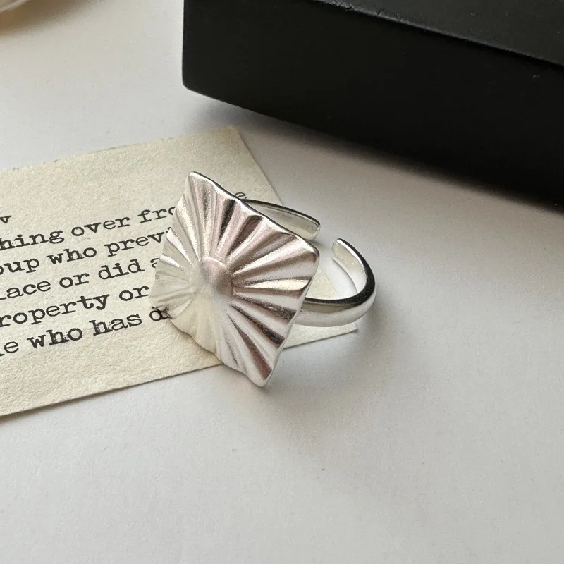 2025 popular Korean version niche design retro matte square adjustable opening European and American unique trendy ring
2025 popular Korean version niche design retro matte square adjustable opening European and American unique trendy ring