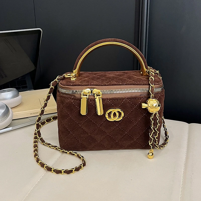 Популярная большая сумка с элегантной кожаной отделкой для женщин, просторный интерьер от известного дизайнера для поездок на покупки
Популярная большая сумка с элегантной кожаной отделкой для женщин, просторный интерьер от известного дизайнера для поездок на покупки