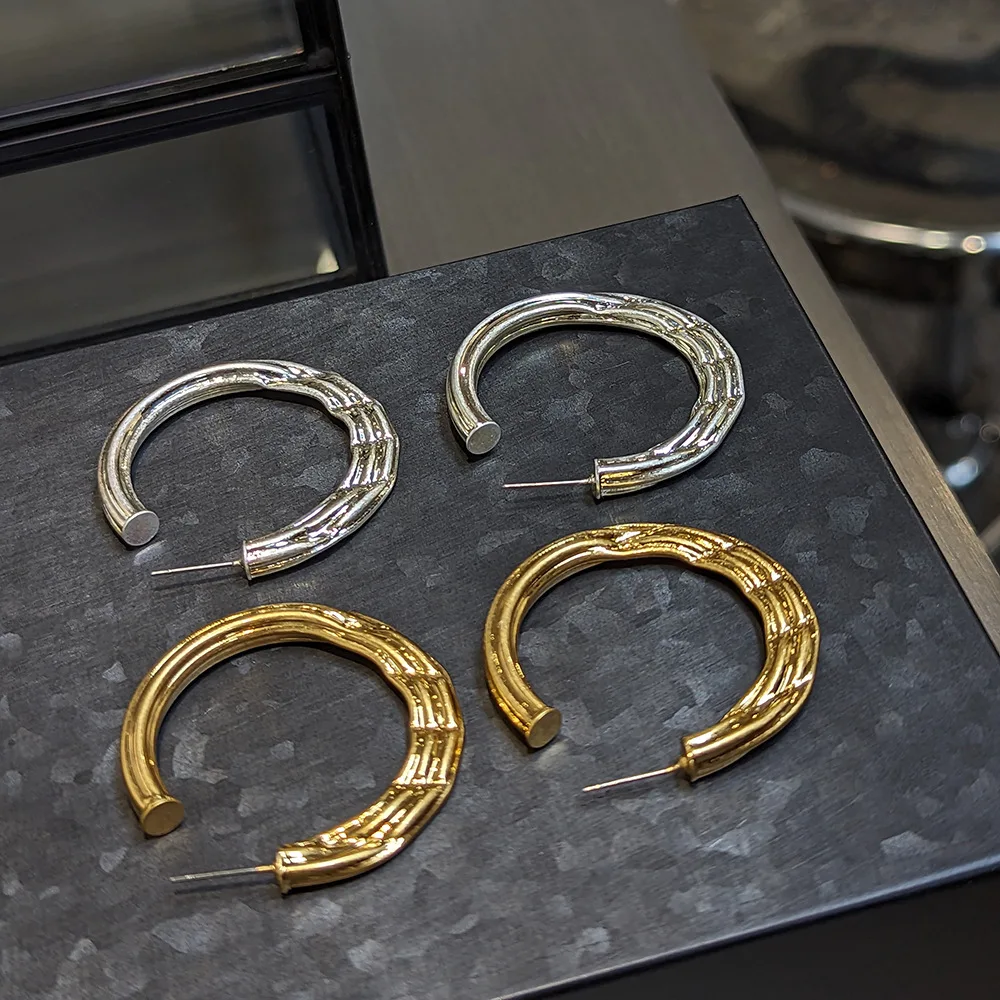 Simple and Advanced Sense, Versatile Basic Tire Indentation Temperament Two-color Earrings
Simple and Advanced Sense, Versatile Basic Tire Indentation Temperament Two-color Earrings