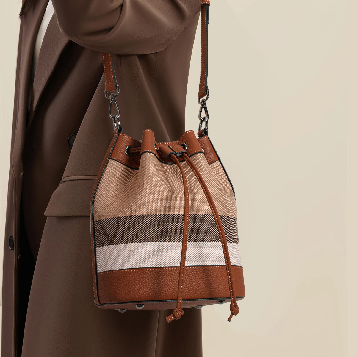 Aidani Canvas Patchwork Contrasting Plaid Bucket Bag for Women 2026 New Style Shoulder Crossbody Bag Handbag Mom Bag
Aidani Canvas Patchwork Contrasting Plaid Bucket Bag for Women 2026 New Style Shoulder Crossbody Bag Handbag Mom Bag