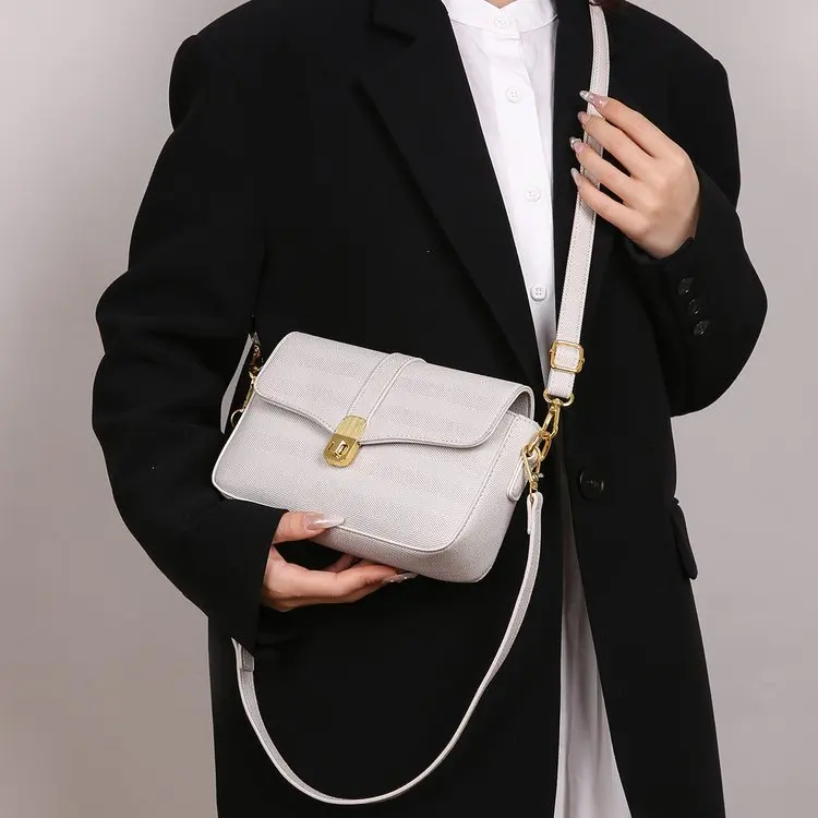 Простые роскошные дизайнерские сумки для подгузников для женщин, модная элегантная сумка через плечо, стильная кожаная сумка-тоут, лучшая сумка в стиле Superstar Show.
Простые роскошные дизайнерские сумки для подгузников для женщин, модная элегантная сумка через плечо, стильная кожаная сумка-тоут, лучшая сумка в стиле Superstar Show.