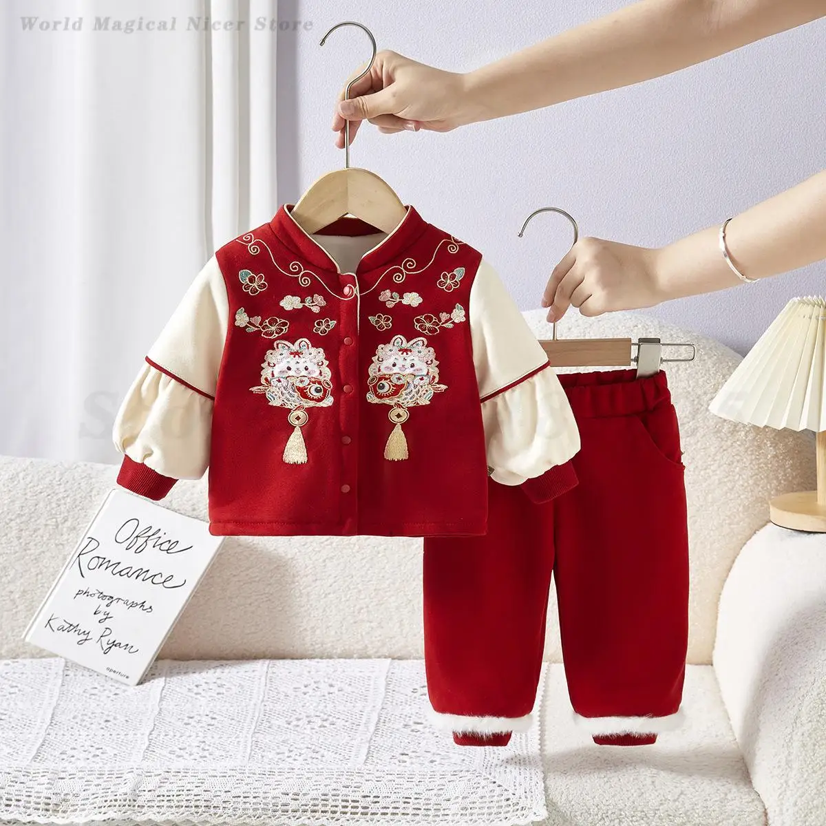 Детский плотный костюм Тан в китайском стиле с вышивкой, детская новогодняя одежда, красный традиционный восточный костюм Ханфу на один год
Детский плотный костюм Тан в китайском стиле с вышивкой, детская новогодняя одежда, красный традиционный восточный костюм Ханфу на один год