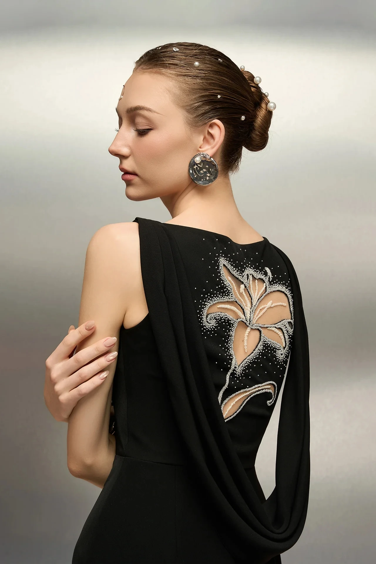 Elegant Black Boat Neck Sleeveless Gowns Customized Straight Floor Length Party Dress Back Fashion Cut-out Flower Evening Dress
Elegant Black Boat Neck Sleeveless Gowns Customized Straight Floor Length Party Dress Back Fashion Cut-out Flower Evening Dress