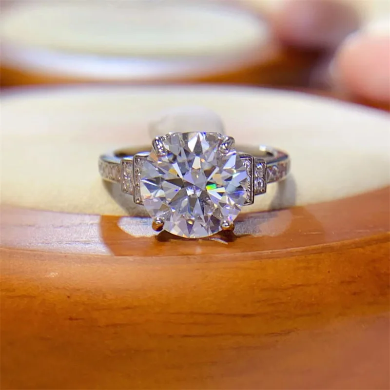 Side Accent Moissanite PT950 Platinum 5 Carat Micro Inlay Six-Claw Ring for Women, layered design with exquisite stone layout
Side Accent Moissanite PT950 Platinum 5 Carat Micro Inlay Six-Claw Ring for Women, layered design with exquisite stone layout