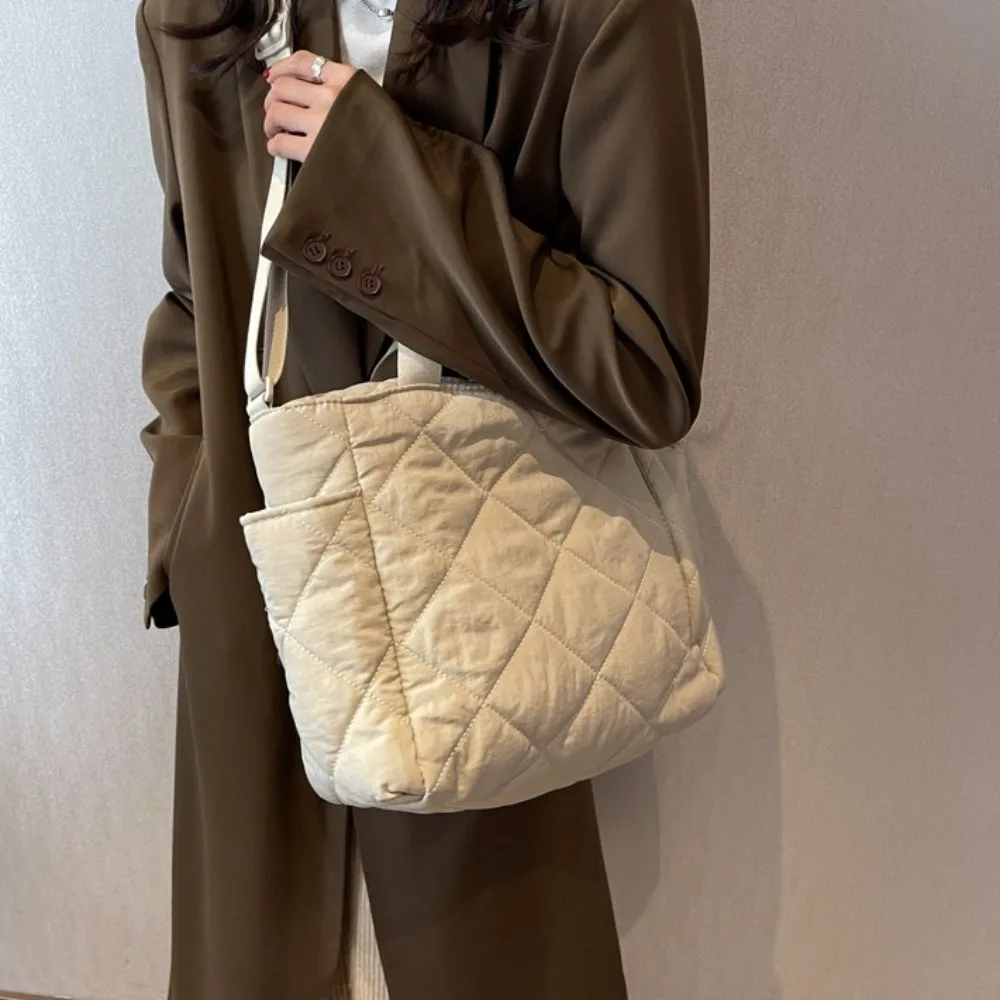 Cute Korean Style Plaid Shoulder Bag Large Capacity Casual Quilt Puffer Bag Solid Color Space Cotton Nylon Handbag Office Worker
Cute Korean Style Plaid Shoulder Bag Large Capacity Casual Quilt Puffer Bag Solid Color Space Cotton Nylon Handbag Office Worker