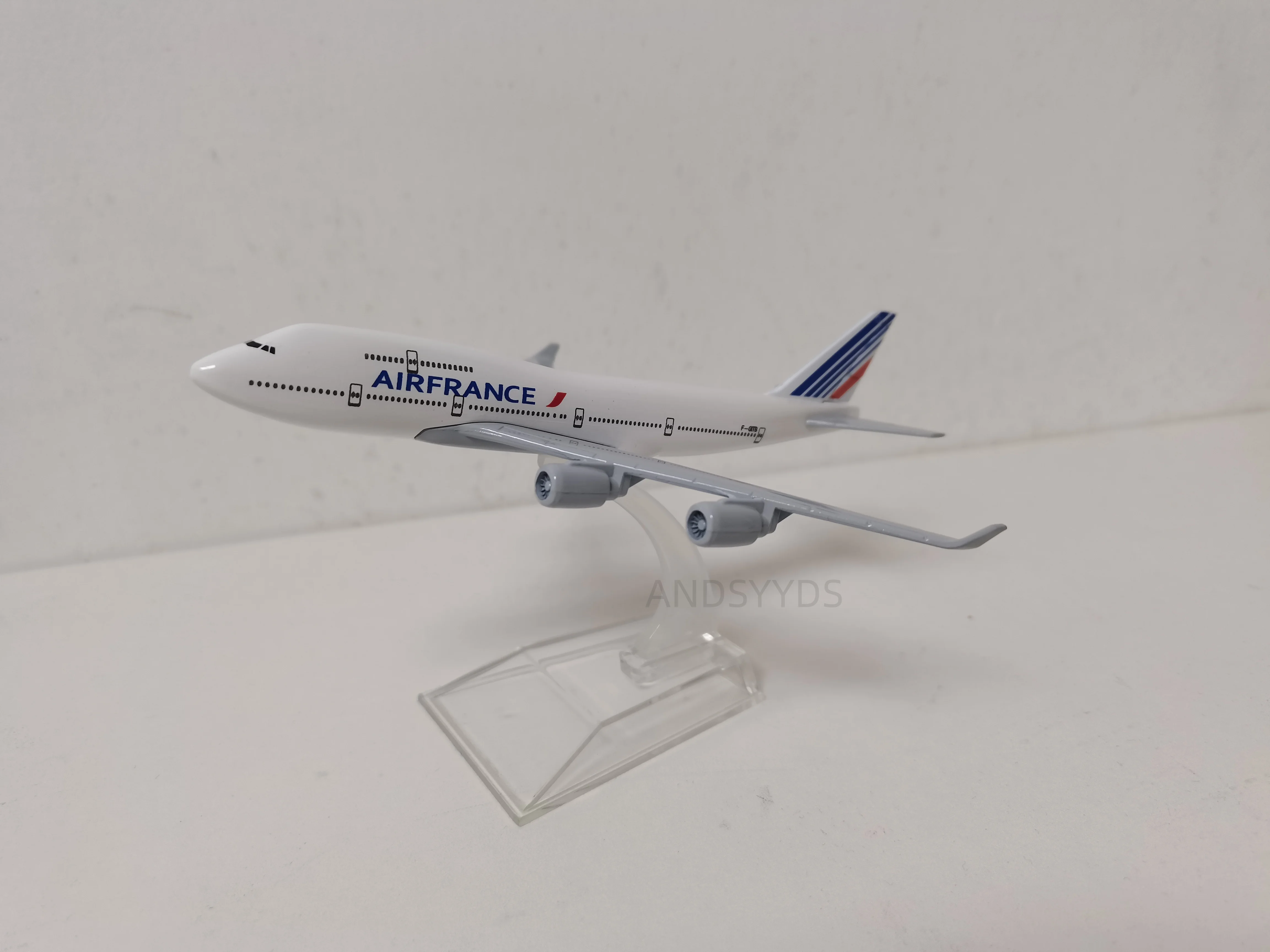 Игрушечная масштабная модель самолета 16 см, подходит для b747 B747 Air France Air, металлическая литая модель самолета с самолетом, игрушки для детей
Игрушечная масштабная модель самолета 16 см, подходит для b747 B747 Air France Air, металлическая литая модель самолета с самолетом, игрушки для детей
