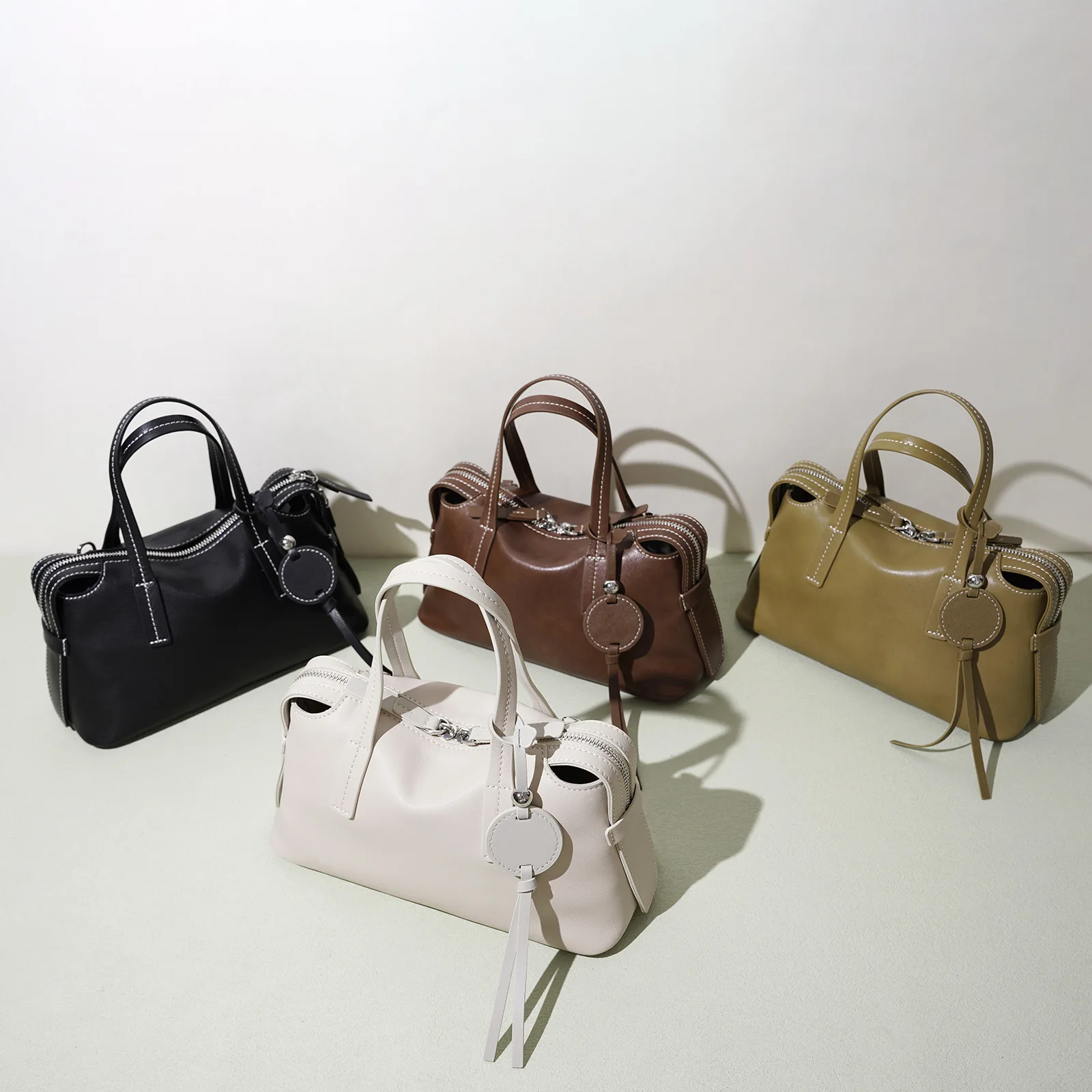 High-quality Top-grain Cowhide Leather Handbag Korean Version Women’s Bowling Bag Genuine Leather Commuter Crossbody Bag
High-quality Top-grain Cowhide Leather Handbag Korean Version Women’s Bowling Bag Genuine Leather Commuter Crossbody Bag