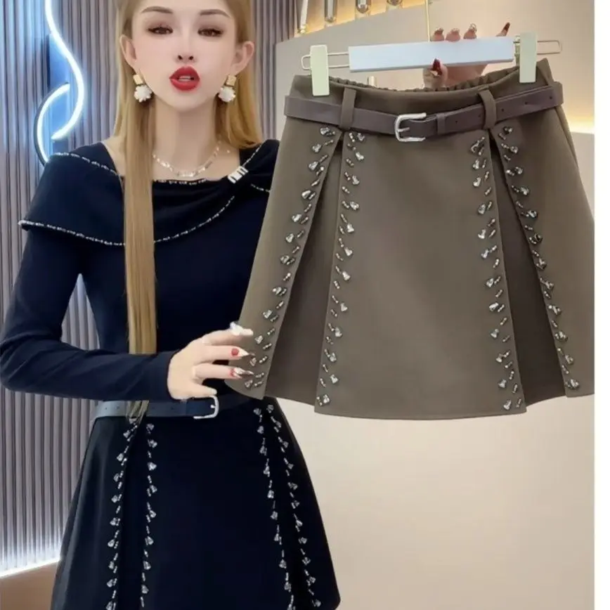 Зимняя женская юбка с высокой талией, мини-юбка трапециевидной формы, элегантная короткая юбка с ромбовидными украшениями, облегающая модная стильная юбка для миниатюрных дам
Зимняя женская юбка с высокой талией, мини-юбка трапециевидной формы, элегантная короткая юбка с ромбовидными украшениями, облегающая модная стильная юбка для миниатюрных дам